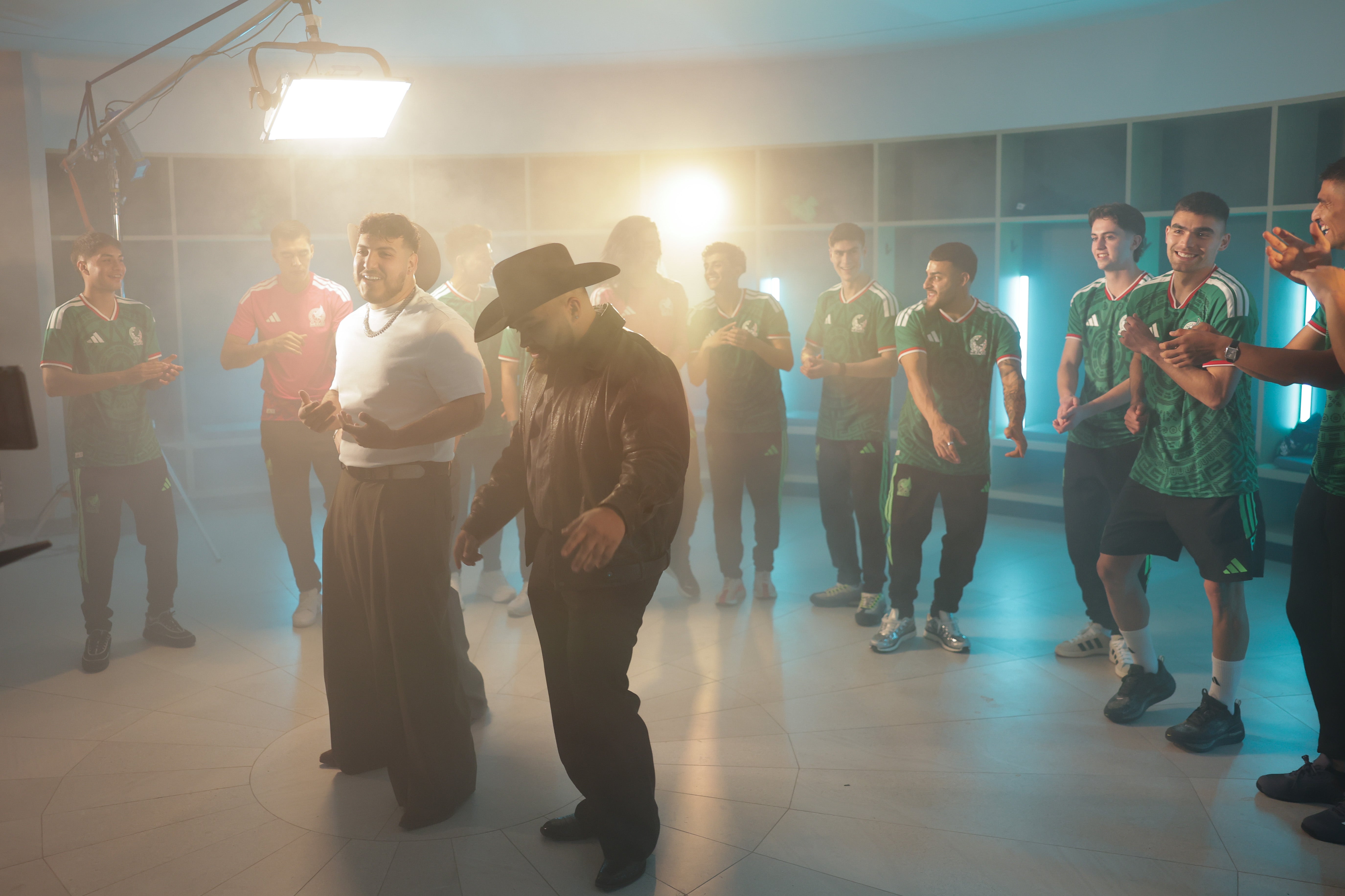Grupo Frontera interpreta la canción 'Un solo corazón' junto con la Selección Mexicana de fútbol para el videoclip oficial