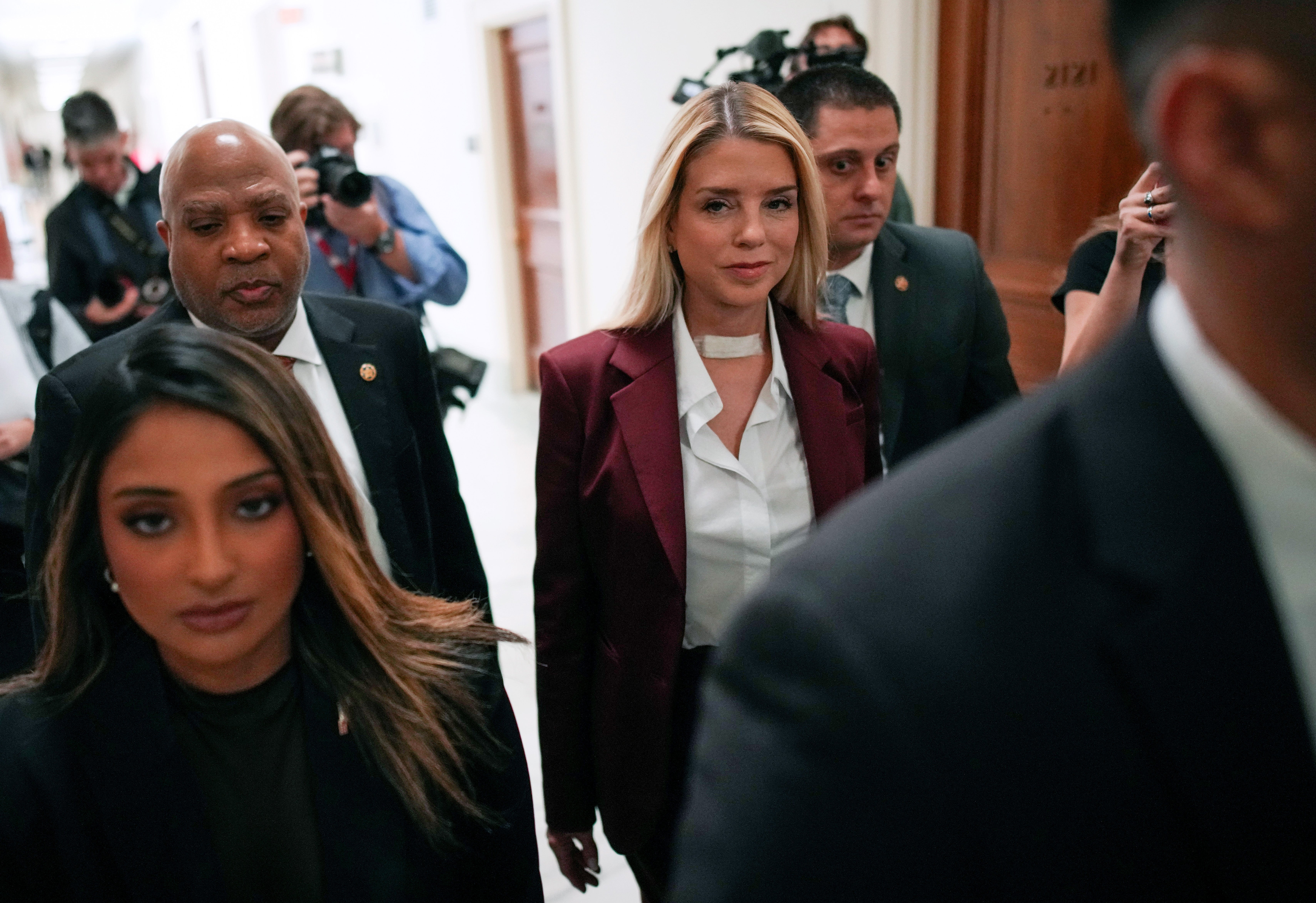 La ex fiscal general de EE. UU., Pam Bondi, eludió las preguntas sobre la implicación de Trump en las investigaciones sobre Epstein y sugirió que Todd Blanche era en gran medida el responsable de la gestión por parte del Departamento de Justicia de los expedientes relacionados con el delincuente sexual fallecido, según afirmaron los demócratas de la Comisión de Supervisión de la Cámara de Representantes tras su comparecencia del 29 de mayo