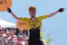 Kuss gana en solitario la brutal etapa reina del Giro y Vingegaard sigue de rosa