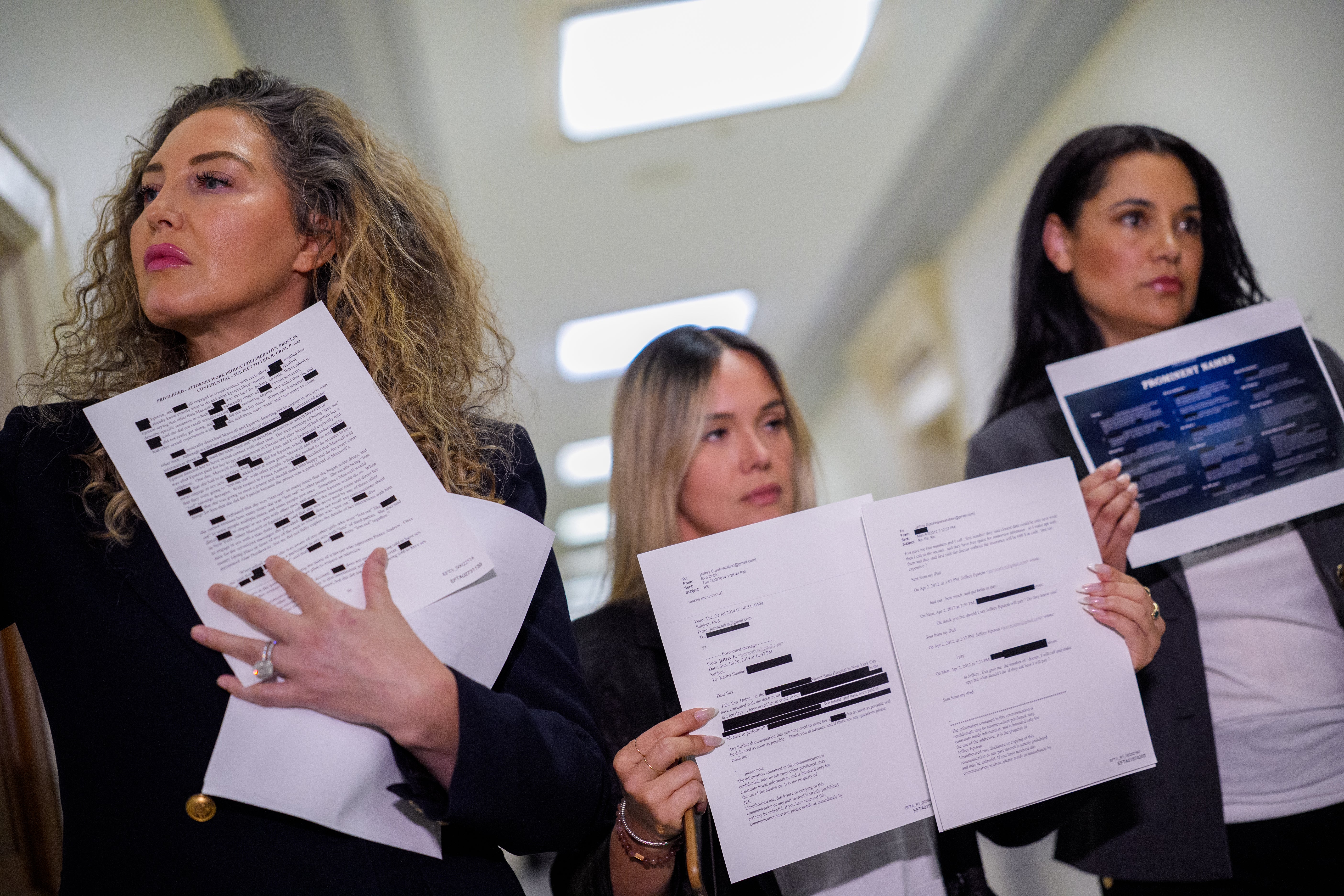 Varias víctimas de los abusos de Epstein han exigido respuestas a la Administración Trump sobre las censuras indebidas y sobre si los cómplices del delincuente sexual están siendo investigados por el Departamento de Justicia