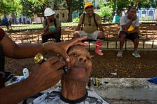 En medio de la crisis, peluqueros cubanos ofrecen gratis cortes de pelo y afeitados