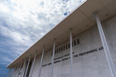 Juez dice que Centro Kennedy violó la ley al poner nombre de Trump, ordena pausar cierre