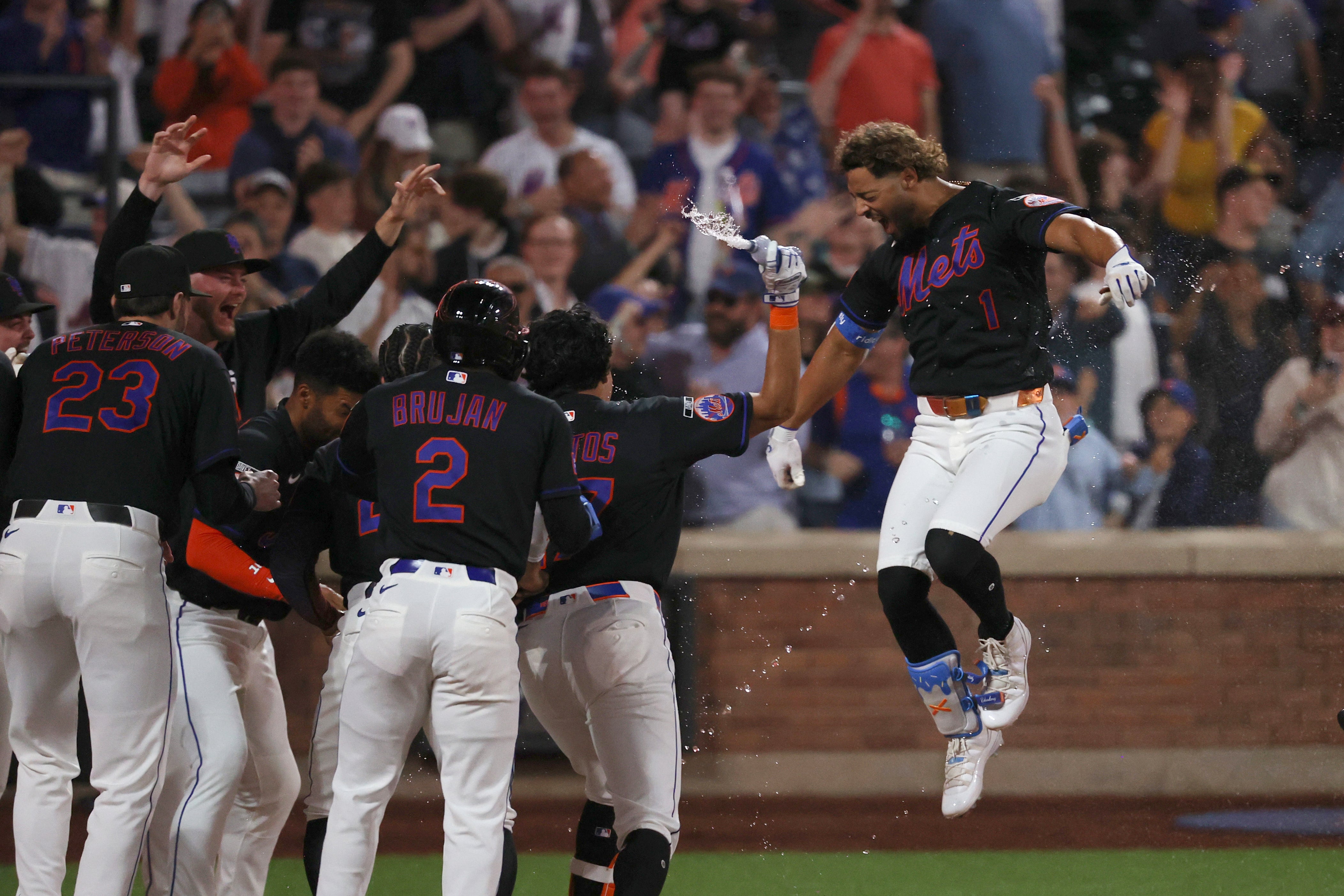 MJ Melendez entra como emergente y guía a los Mets a vencer 9-7 a los Marlins en 10 entradas