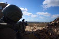Soldados israelíes comparten sus relatos en Gaza, donde continúan las muertes pese al alto el fuego