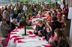 Lituania celebra festival en honor a icónica sopa fría de remolacha