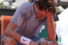 La caída de Jannik Sinner en Roland Garros fue la última de serie de problemas por calor y calambres