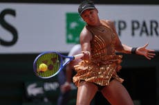 Más que moda para Naomi Osaka en París al avanzar a los octavos de final de Roland Garros
