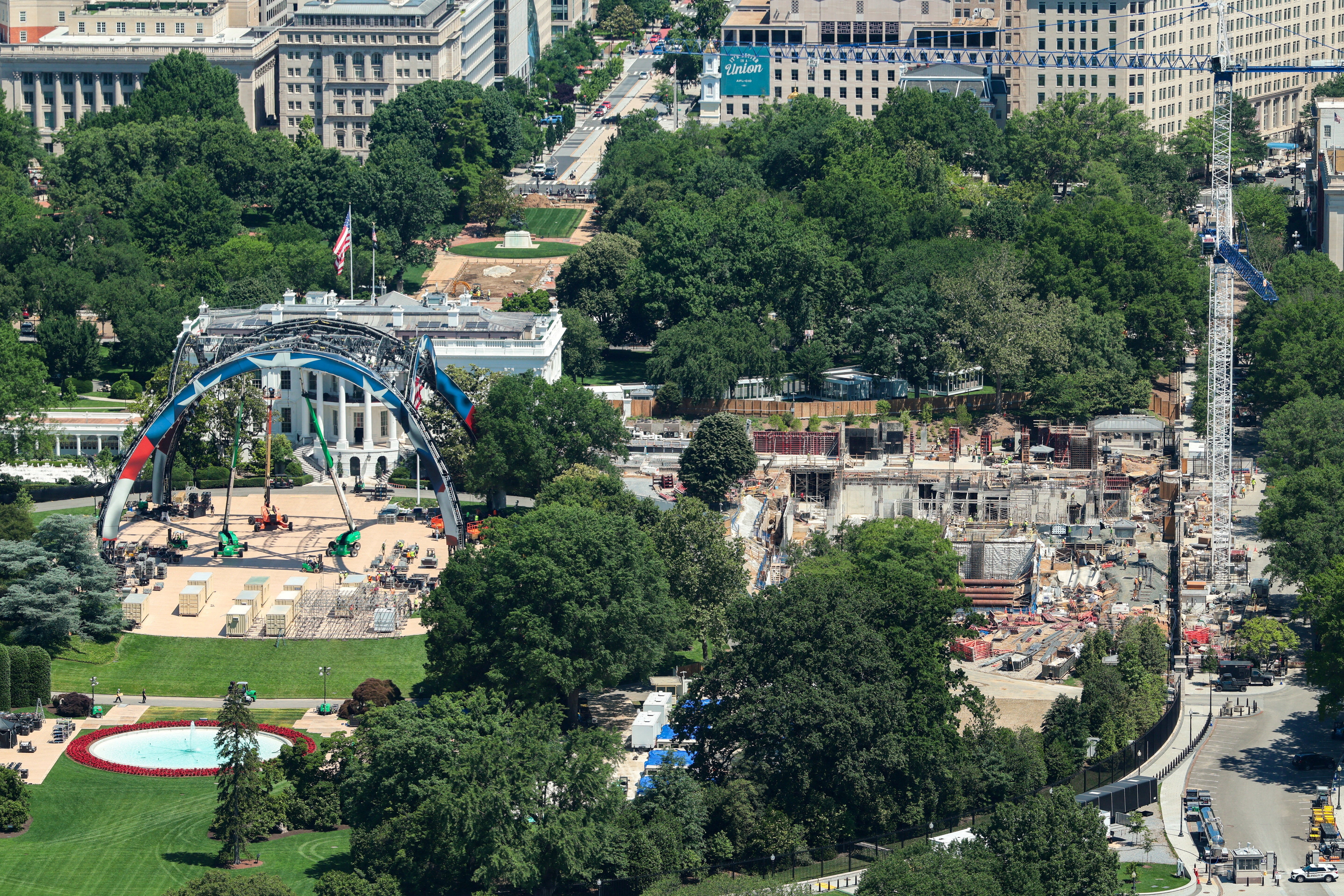 La construcción continúa en el sitio del nuevo salón de baile del presidente Donald Trump en la Casa Blanca, mientras trabajadores preparan un ring para una pelea de UFC en el Jardín Sur