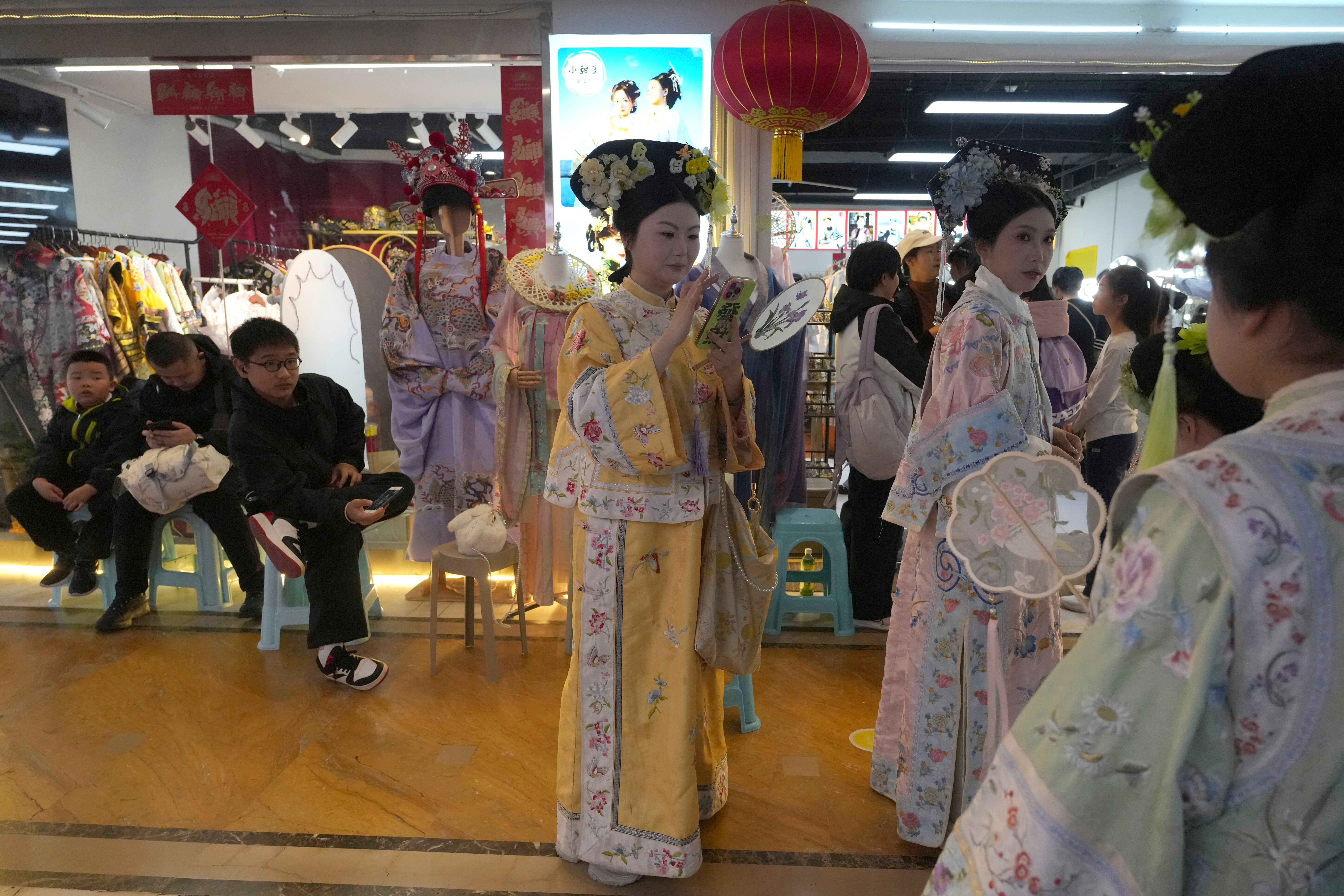 CHINA-TRAJES TRADICIONALES