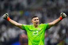 Los juegos mentales de Emiliano Martínez: de trucos de infancia al código FIFA para arqueros