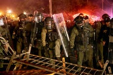Alcalde de Newark impone toque de queda tras protestas por centro de detención migratoria