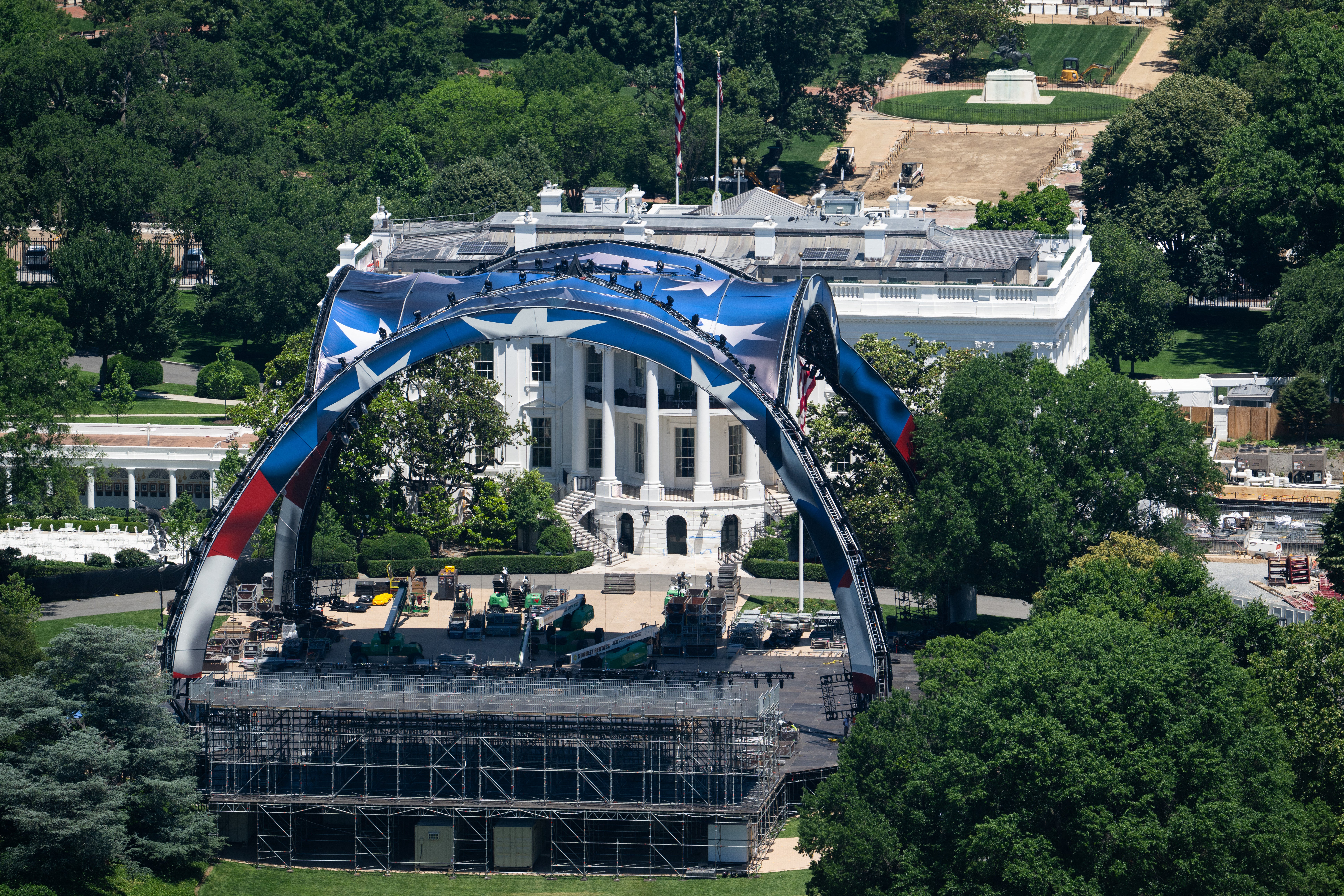 <p>Un enorme ring de UFC ha sido instalado frente a la Casa Blanca antes del 250.º aniversario de la nación y del cumpleaños de Trump  </p>