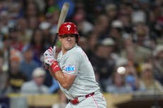 Un pelotazo saca a J.T. Realmuto del juego con dolor en la muñeca y los rayos X salen negativos