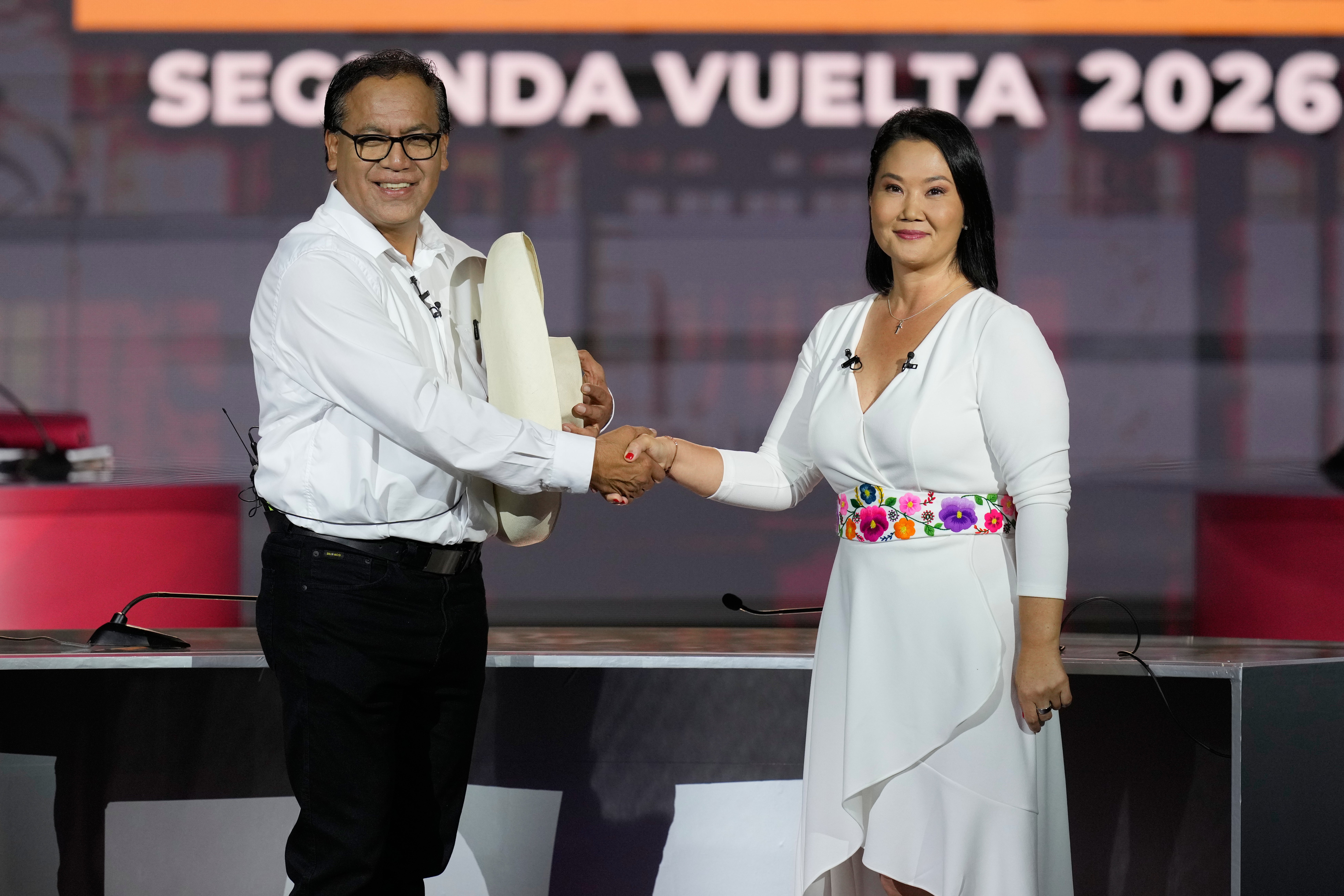 Fujimori y Sánchez debaten con cruce de acusaciones a una semana de balotaje en Perú