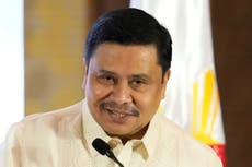 Un senador filipino acusado de corrupción dice que se entregará