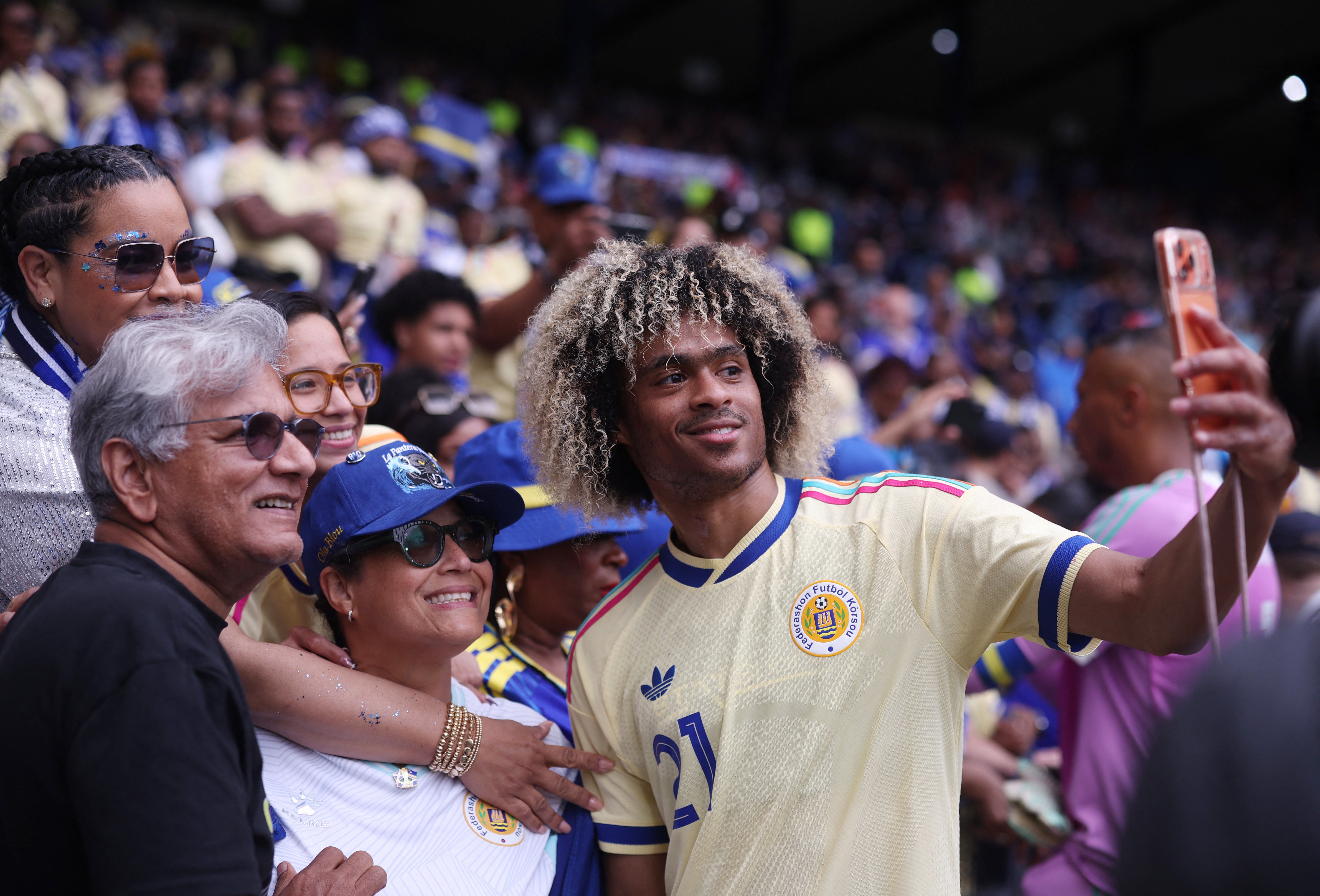 Tahith Chong es uno de los cuatro jugadores que militan en la liga inglesa en la selección de Curazao