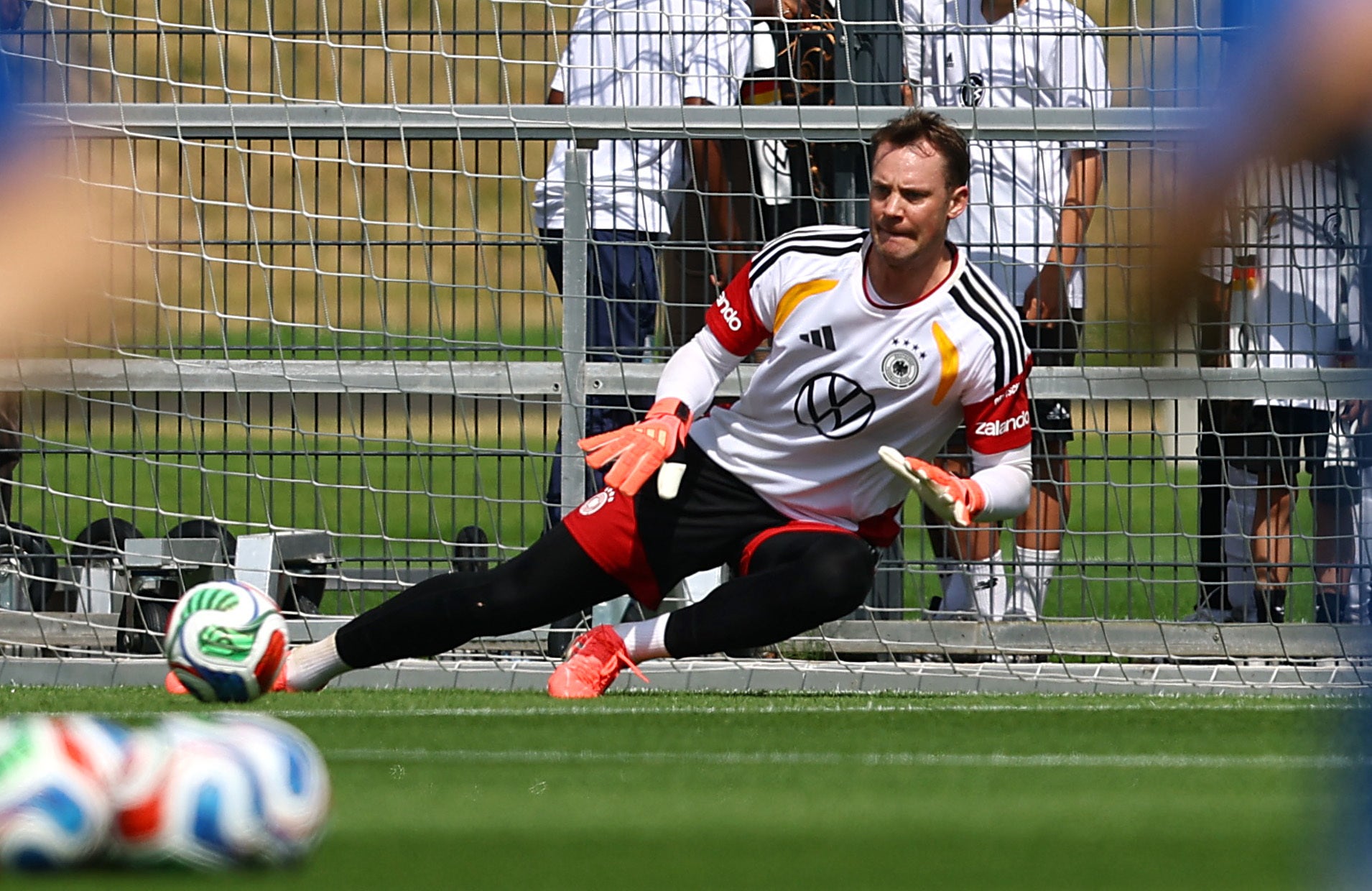 Manuel Neuer volvió a ser convocado de forma inesperada a los 40 años