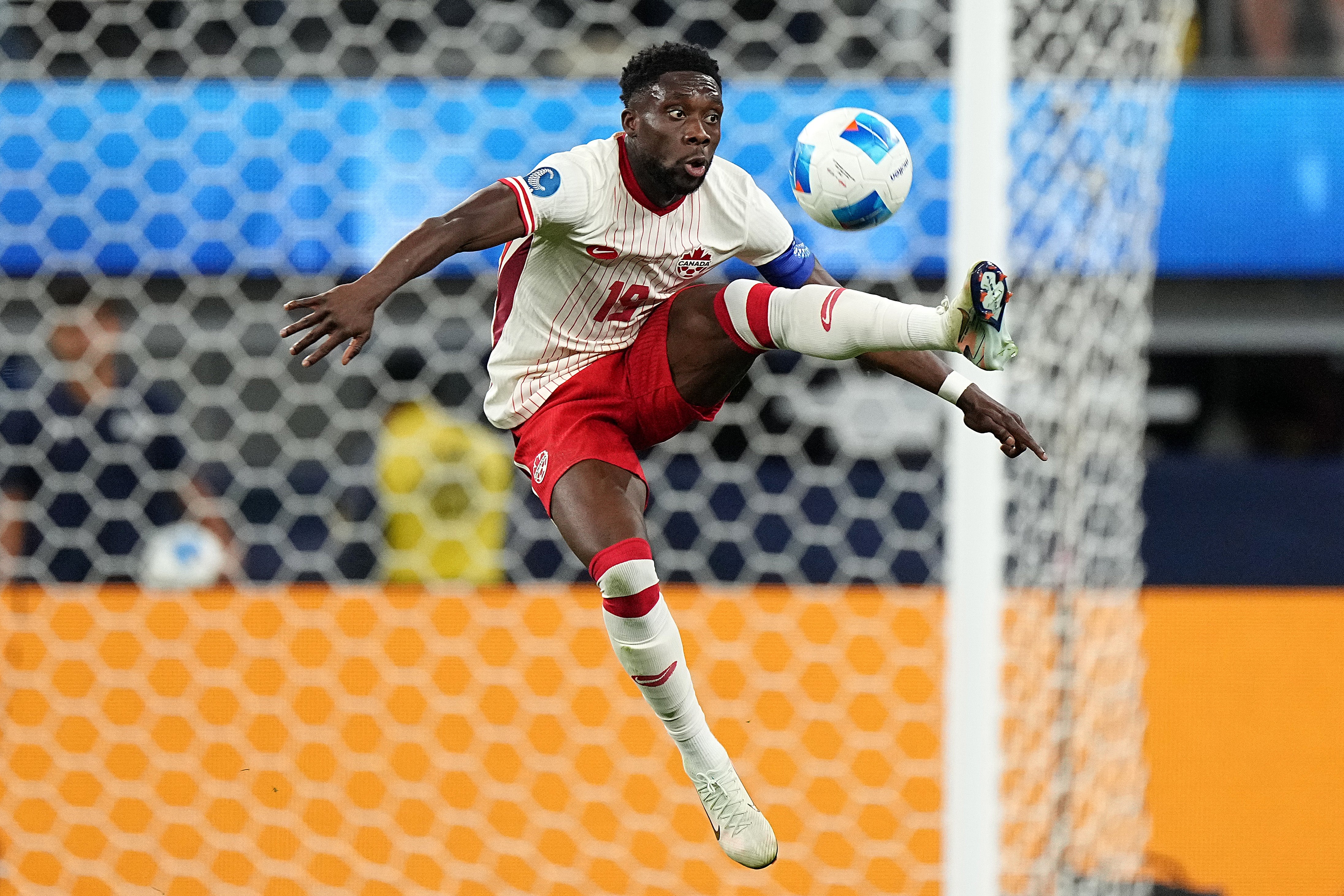 El defensa del Bayern de Múnich Alphonso Davies jugará con Canadá