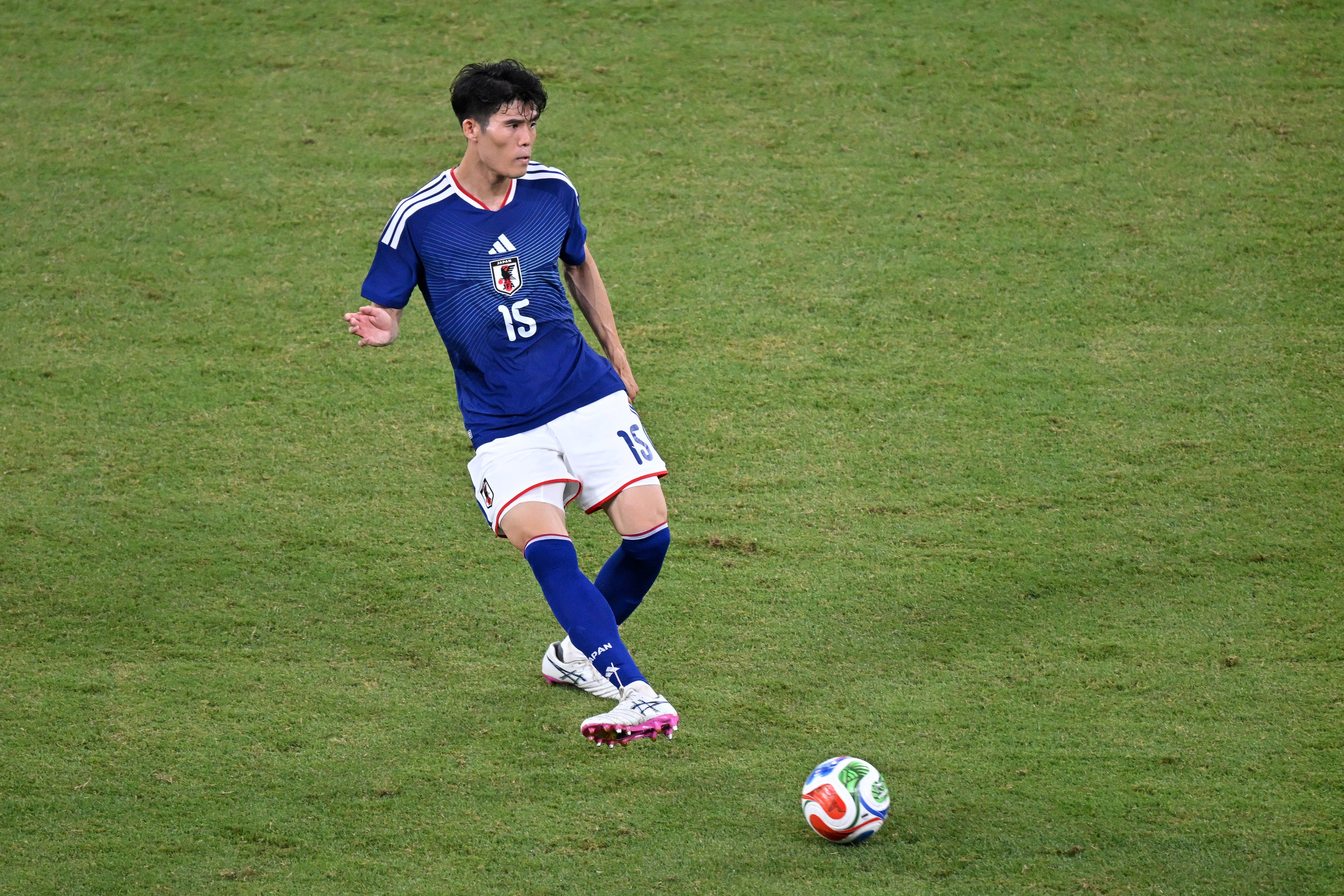 Takehiro Tomiyasu vuelve a la selección japonesa tras recuperarse de una lesión