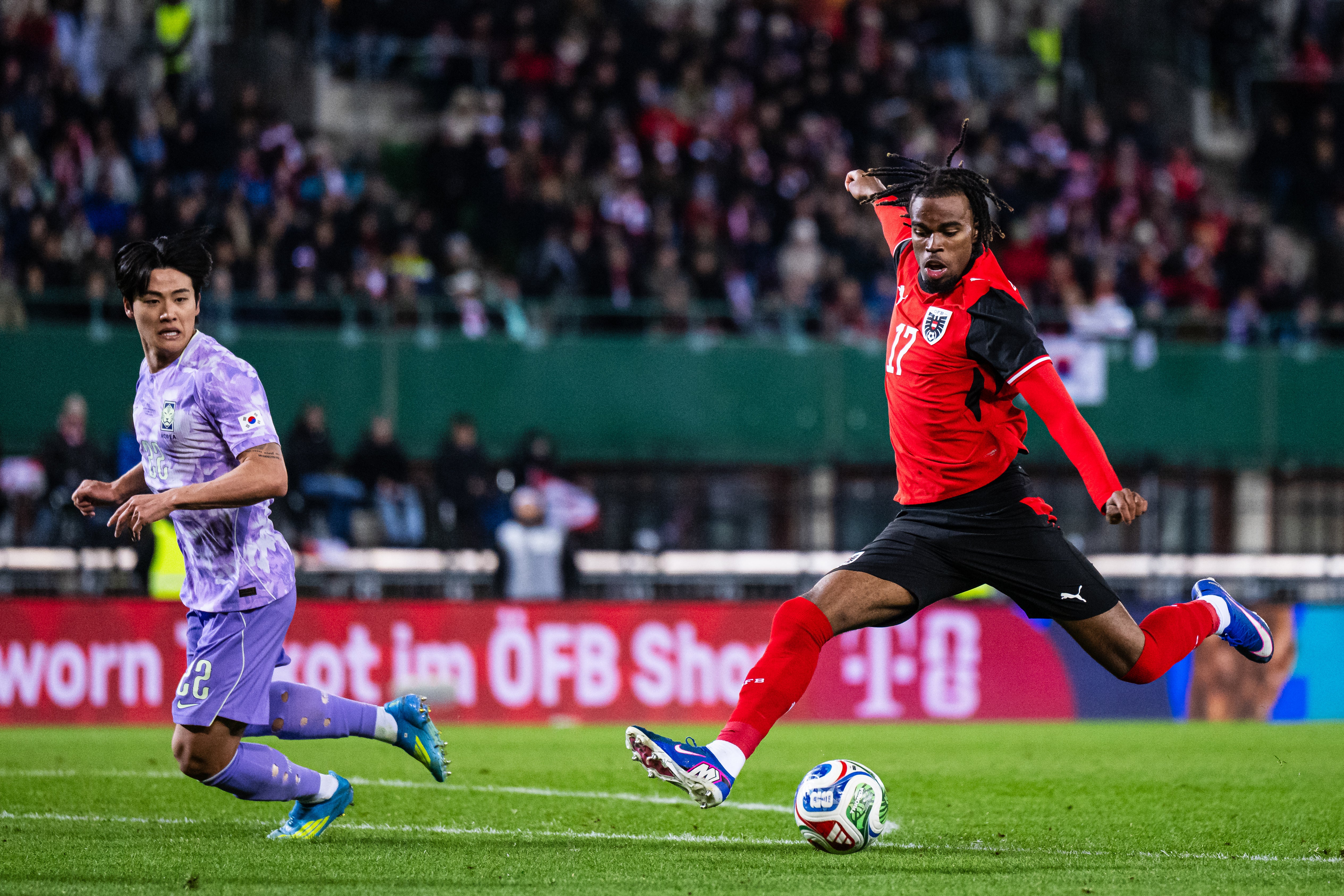 Carney Chukwuemeka cambió de selección para jugar con Austria