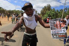 Cientos de jóvenes protestan ante el centro de cuarentena de ébola en Kenia para ciudadanos de EEUU