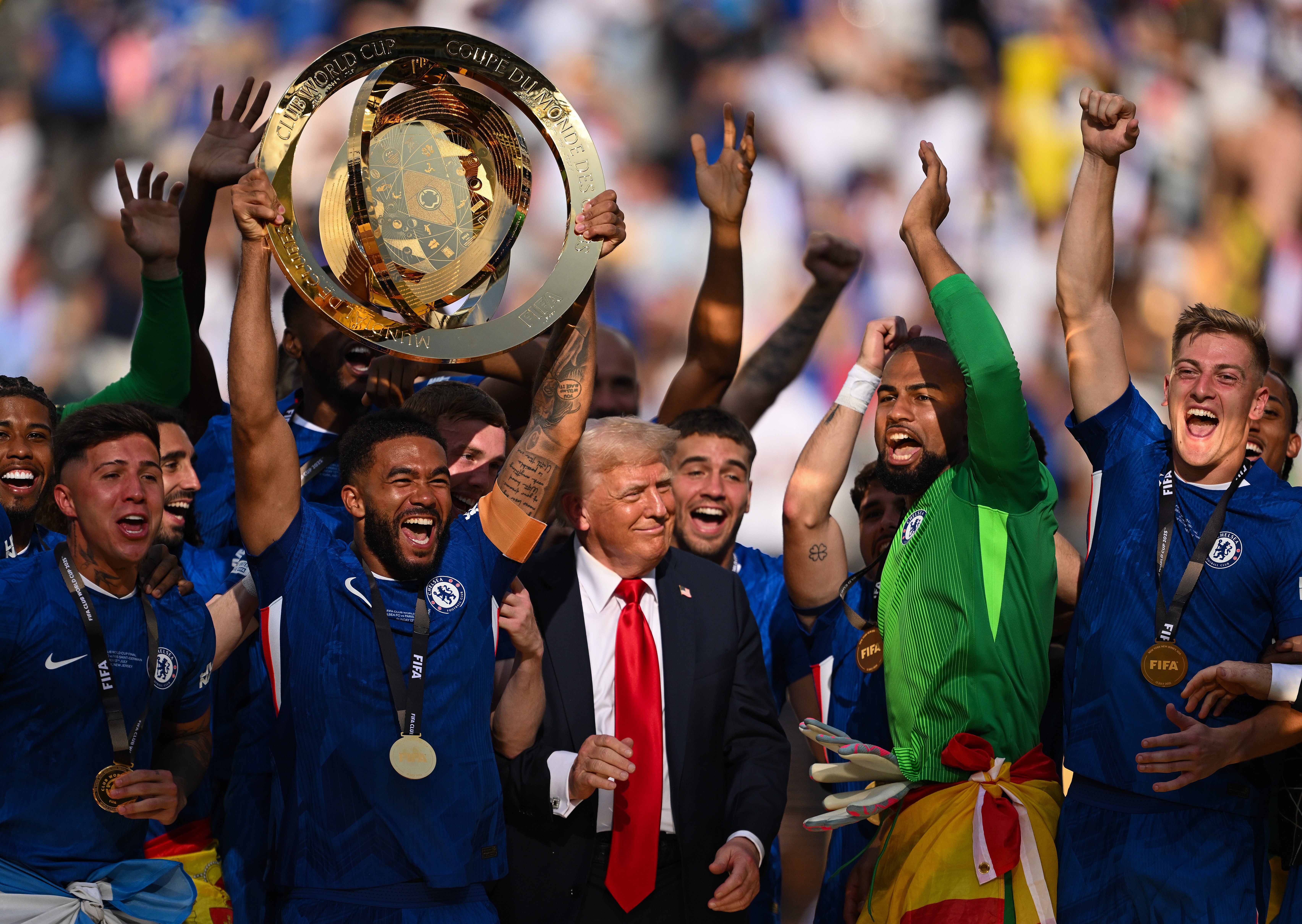 Trump celebró con los jugadores del Chelsea tras ganar la primera edición del Mundial de Clubes en el MetLife Stadium, en Nueva Jersey
