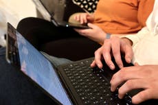 ¿Joven y desempleado? El trabajo remoto, no la IA, podría ser el problema, según estudio