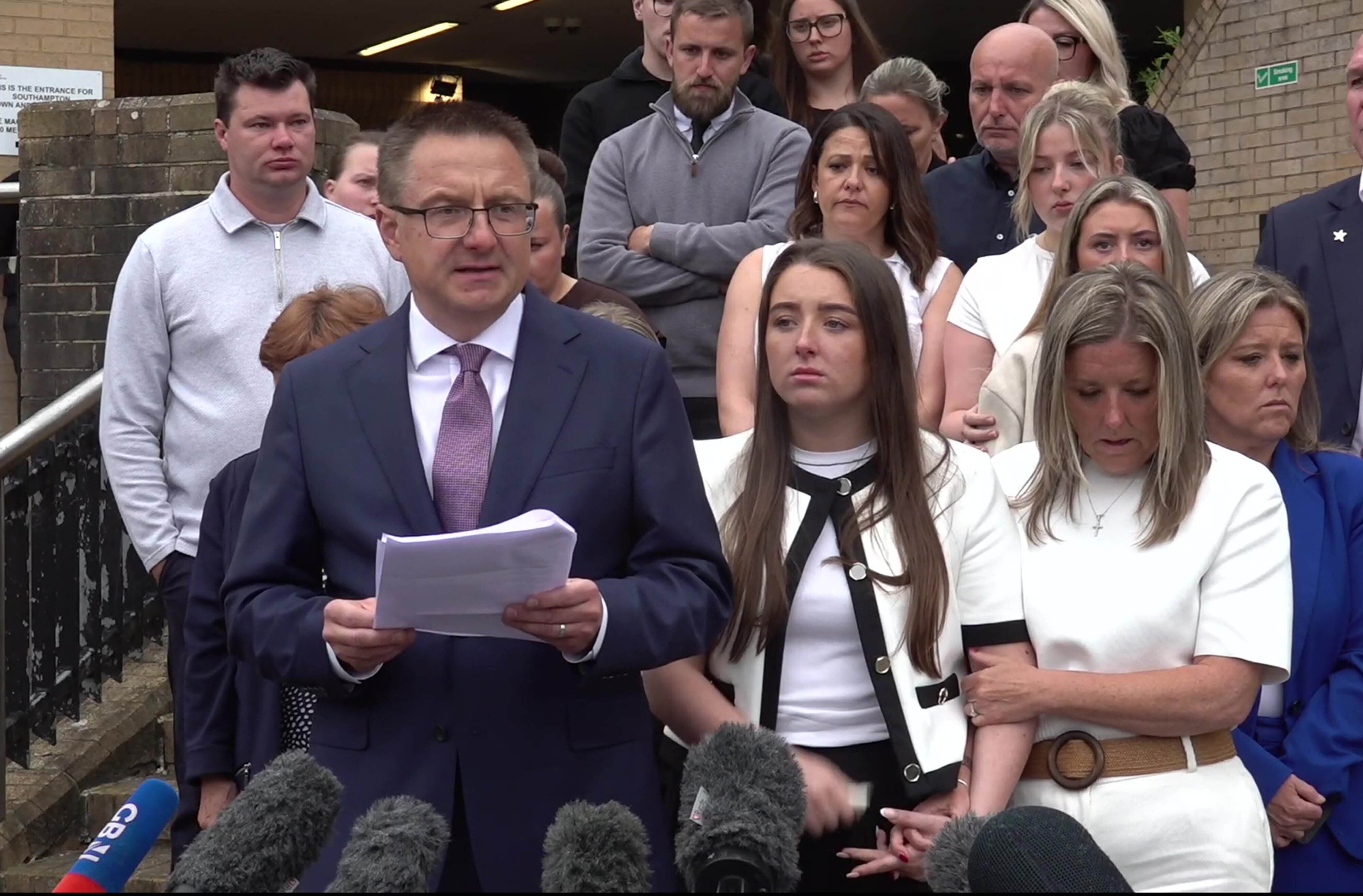 Mark Nowak, padre de Henry Nowak, durante declaraciones a la prensa fuera del Tribunal de la Corona de Southampton