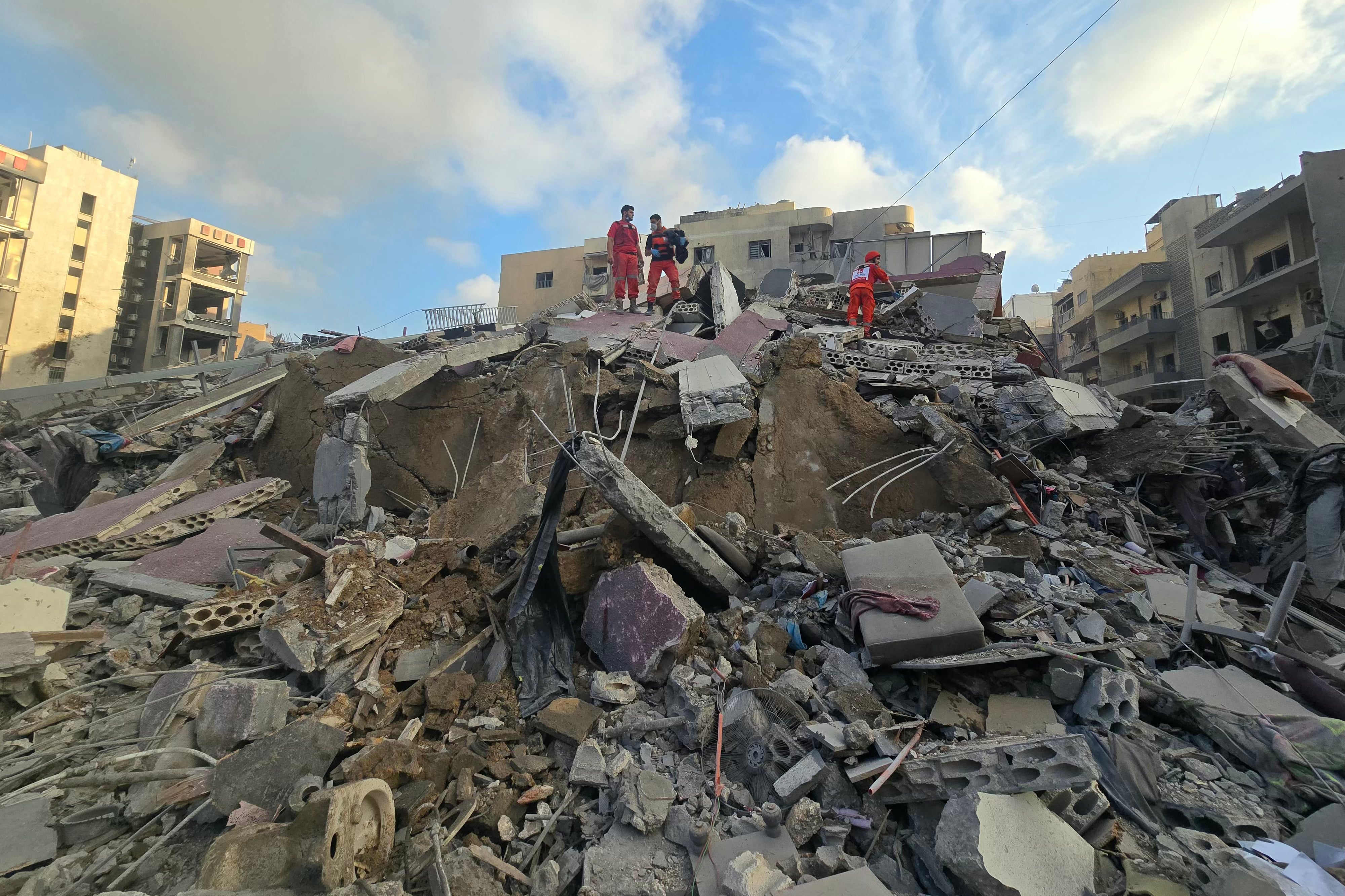 Equipos de emergencia se reúnen en el lugar de un ataque israelí que impactó cerca de un hospital en la ciudad sureña libanesa de Tiro, el 1 de junio de 2026
