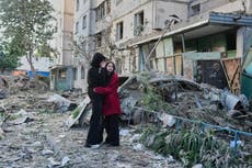 Ataque ruso a Kiev deja 3 muertos y personas atrapadas en edificios dañados