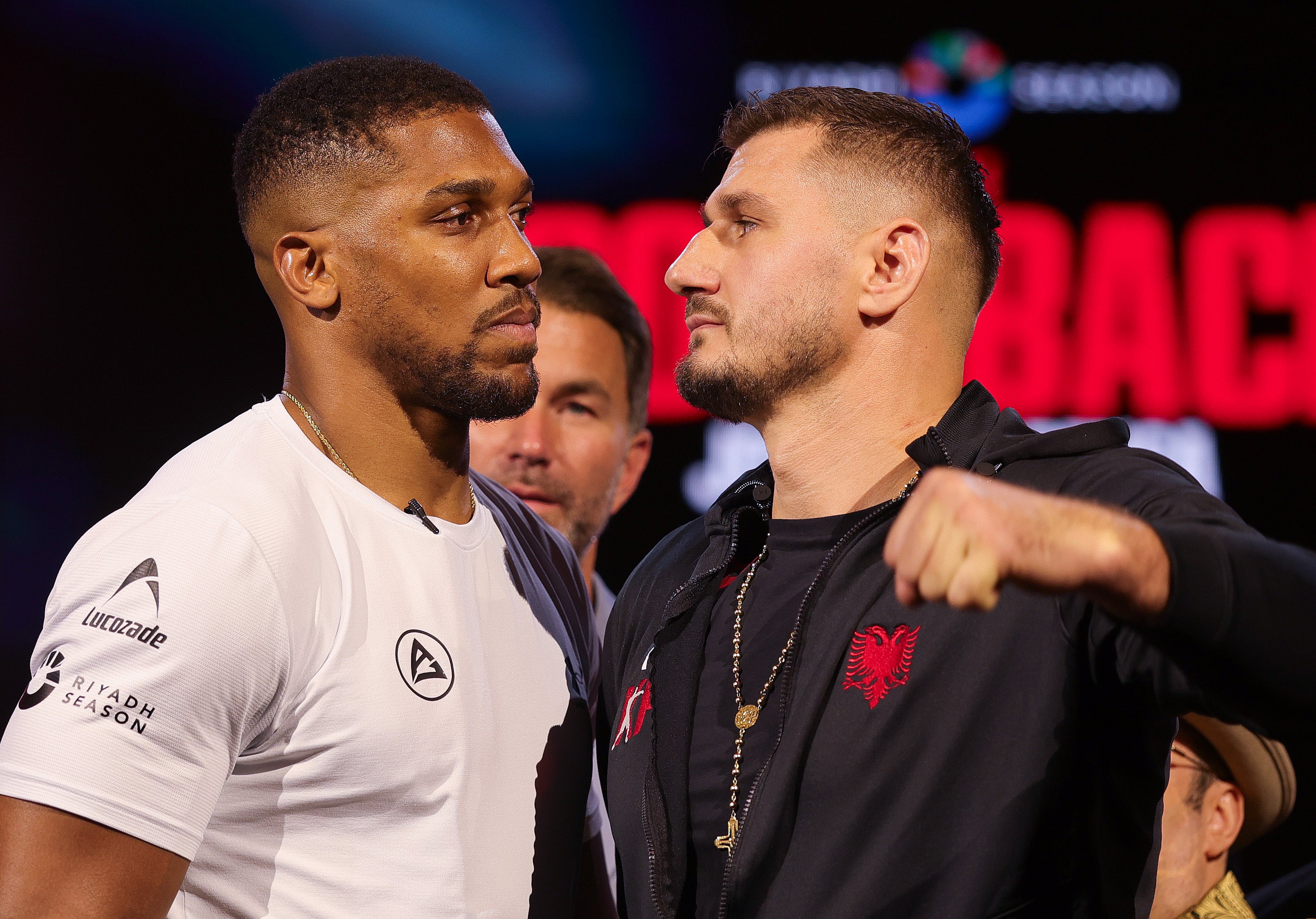 Anthony Joshua posa frente a frente con su próximo rival, Kristian Prenga