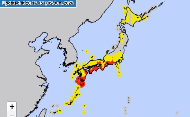 La Agencia Meteorológica de Japón emitió alertas por lluvias intensas e inundaciones (en rojo) para gran parte de las zonas costeras del sur y el centro de Japón. Más de la mitad del país sigue bajo alertas por lluvias y tormentas eléctricas (amarillo).