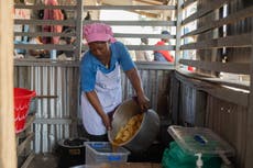 Mientras Congo lucha contra el ébola, voluntarios cocinan para pacientes y sanitarios