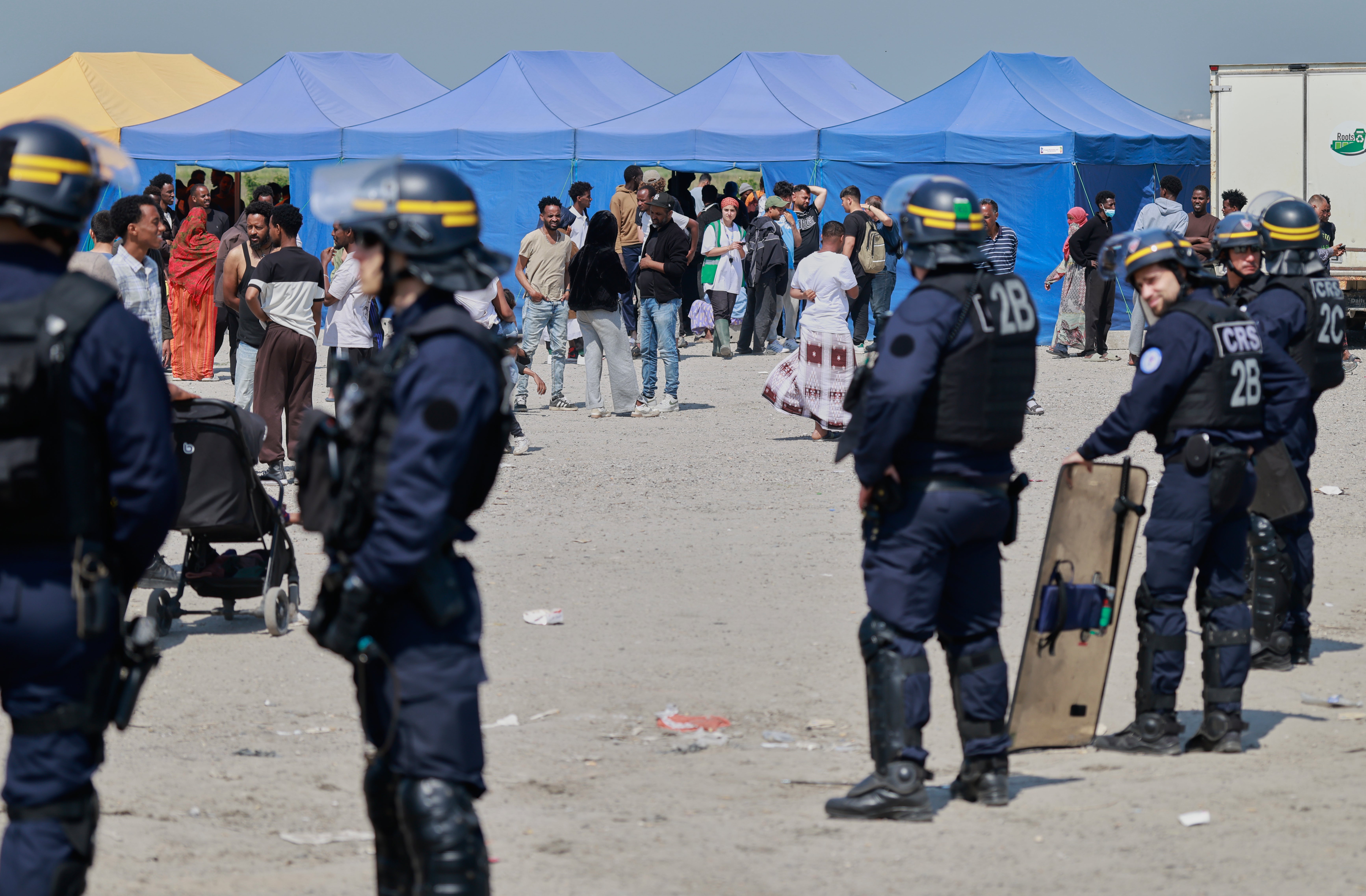 UE logra acuerdo migratorio para aumentar deportaciones y centros de detención en el extranjero