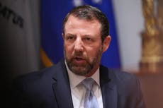 Demócratas presionan a Mullin por amenaza de retirar agentes fronterizos en aeropuertos
