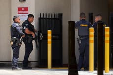 Hombre se atrinchera en un banco con más personas en Bakersfield, California, informa la policía