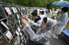 Adoptados cuelgan placas con sus nombres en parque surcoreano para dar con sus padres biológicas
