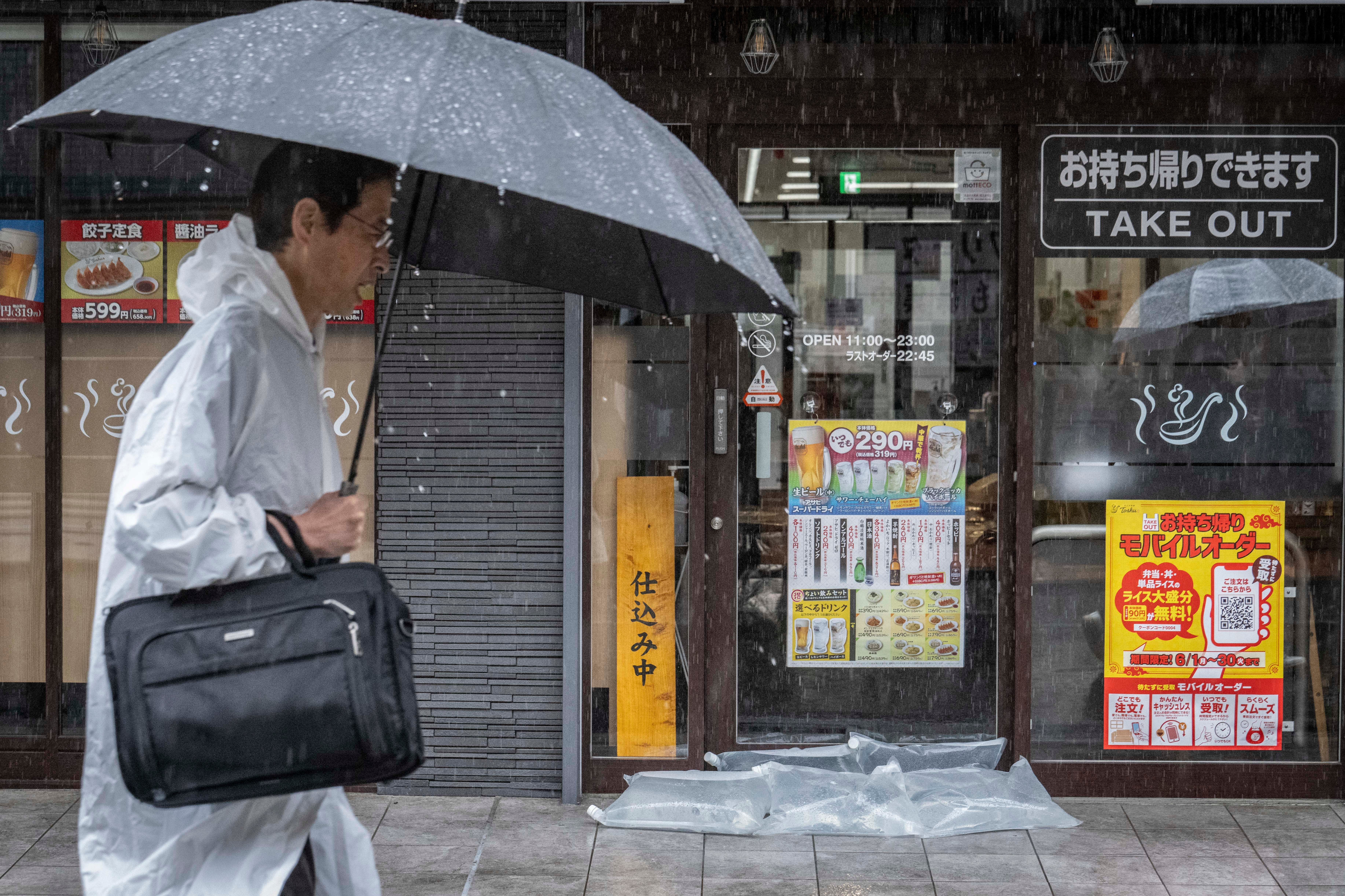 Tifón Jangmi en Japón: fuertes lluvias, alertas por inundaciones y caos en los viajes