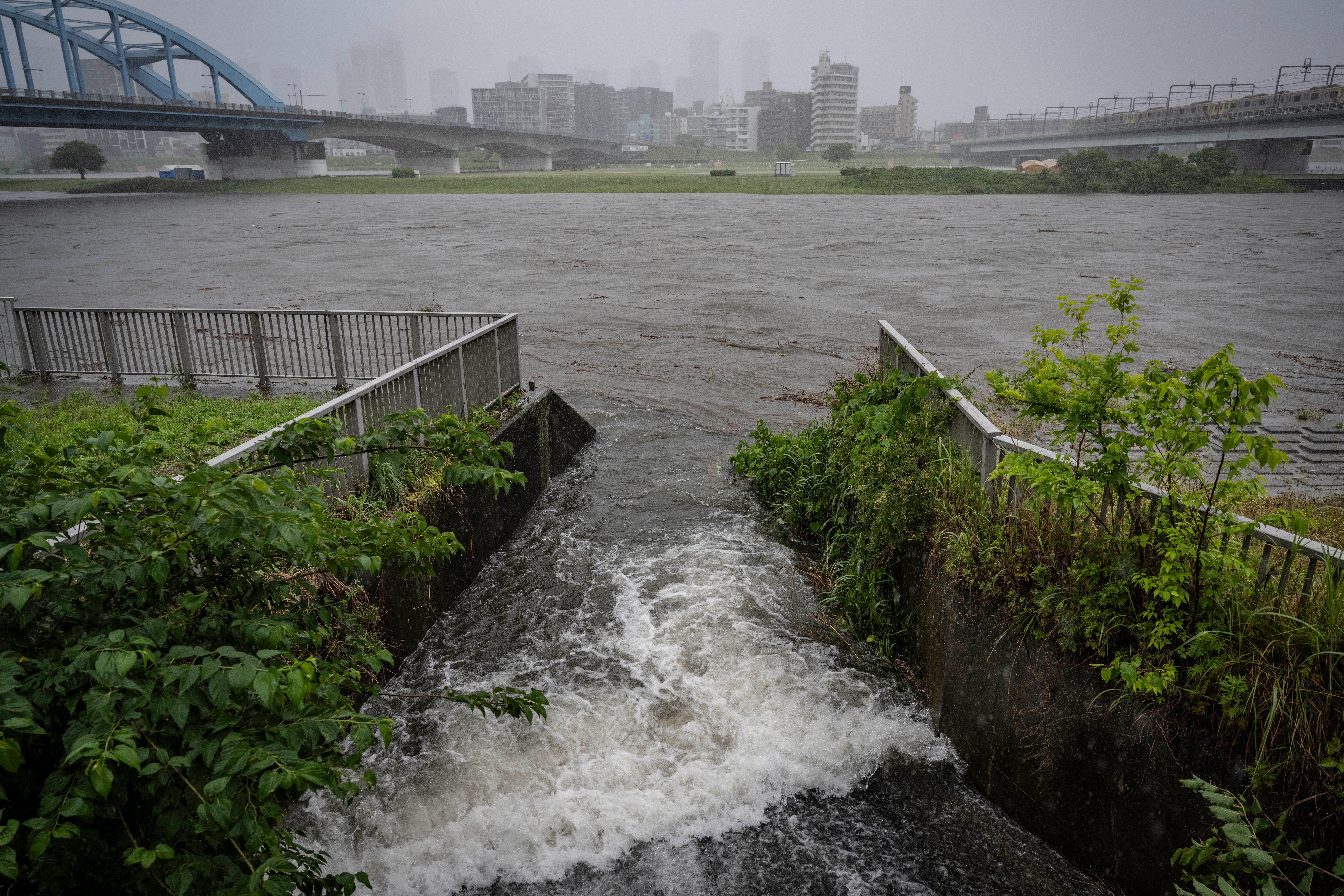 Las intensas lluvias de la tormenta tropical Jangmi elevan el caudal del río Tama en Tokio, el 3 de junio de 2026