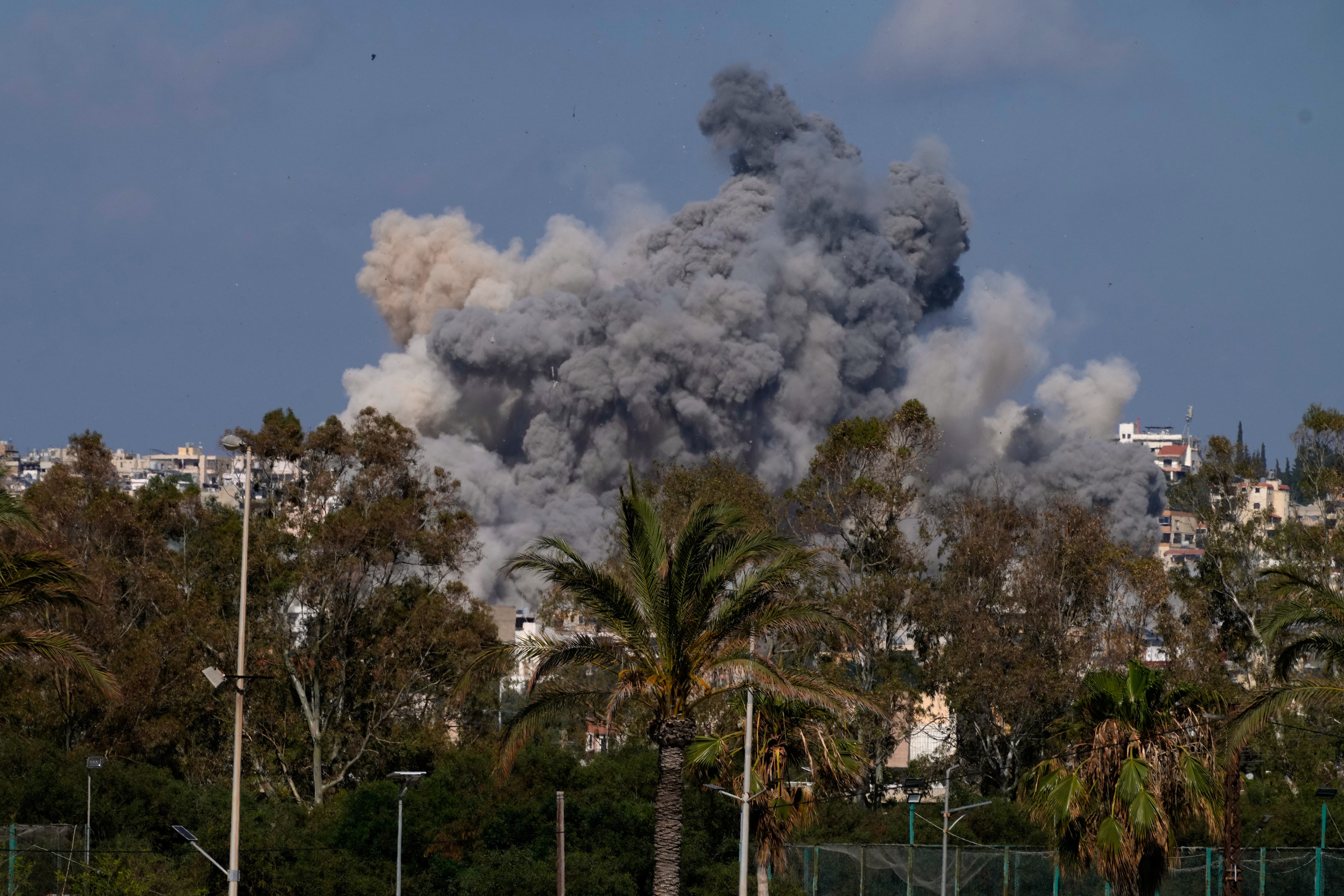 Israel ataca al sur de Beirut antes del 2do día de cruciales negociaciones de alto el fuego