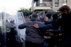 El gobierno británico condena la violencia en protestas por muerte de un adolescente apuñalado