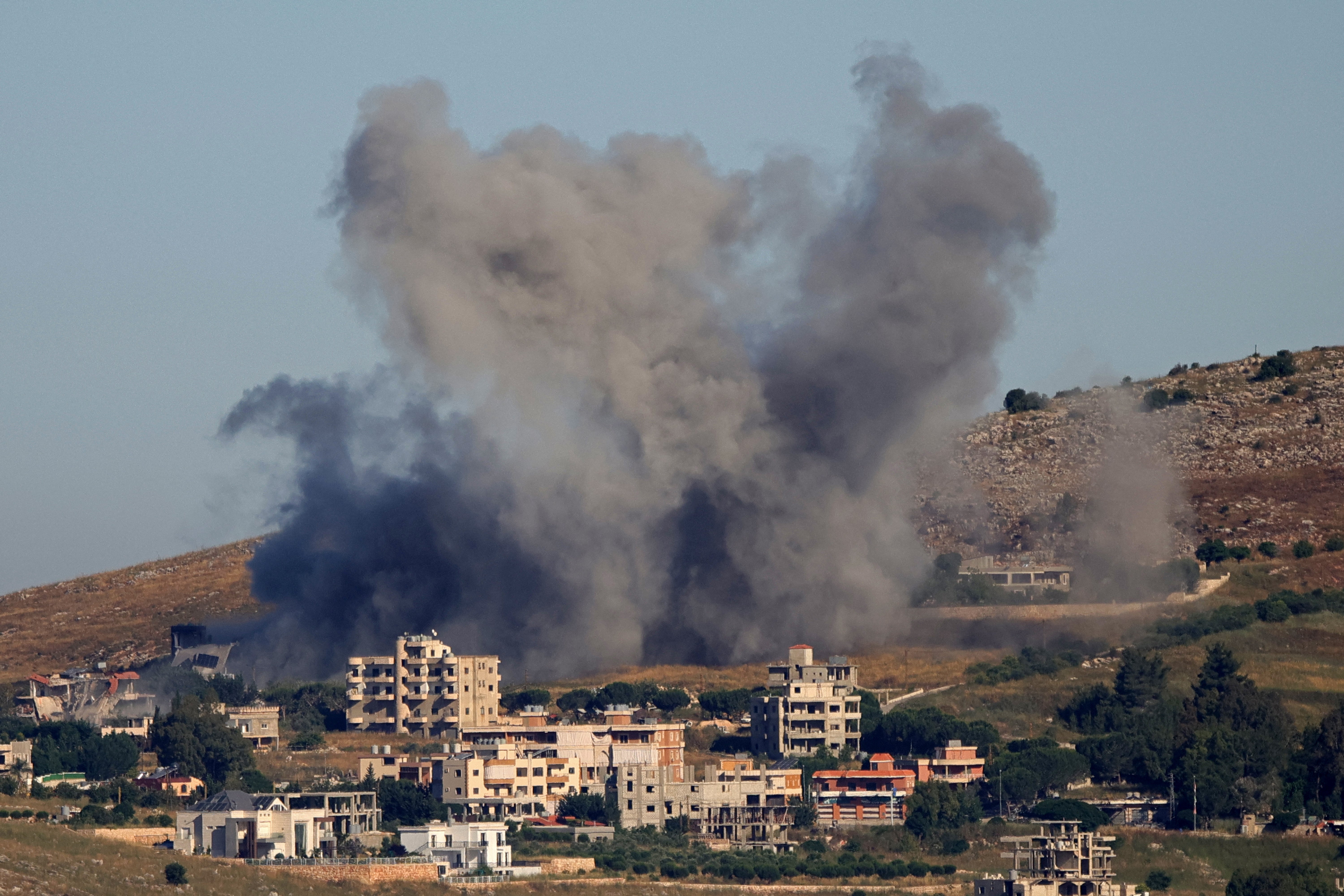 Columnas de humo se elevan tras un ataque israelí contra la localidad libanesa de Kfar Tibnit este miércoles