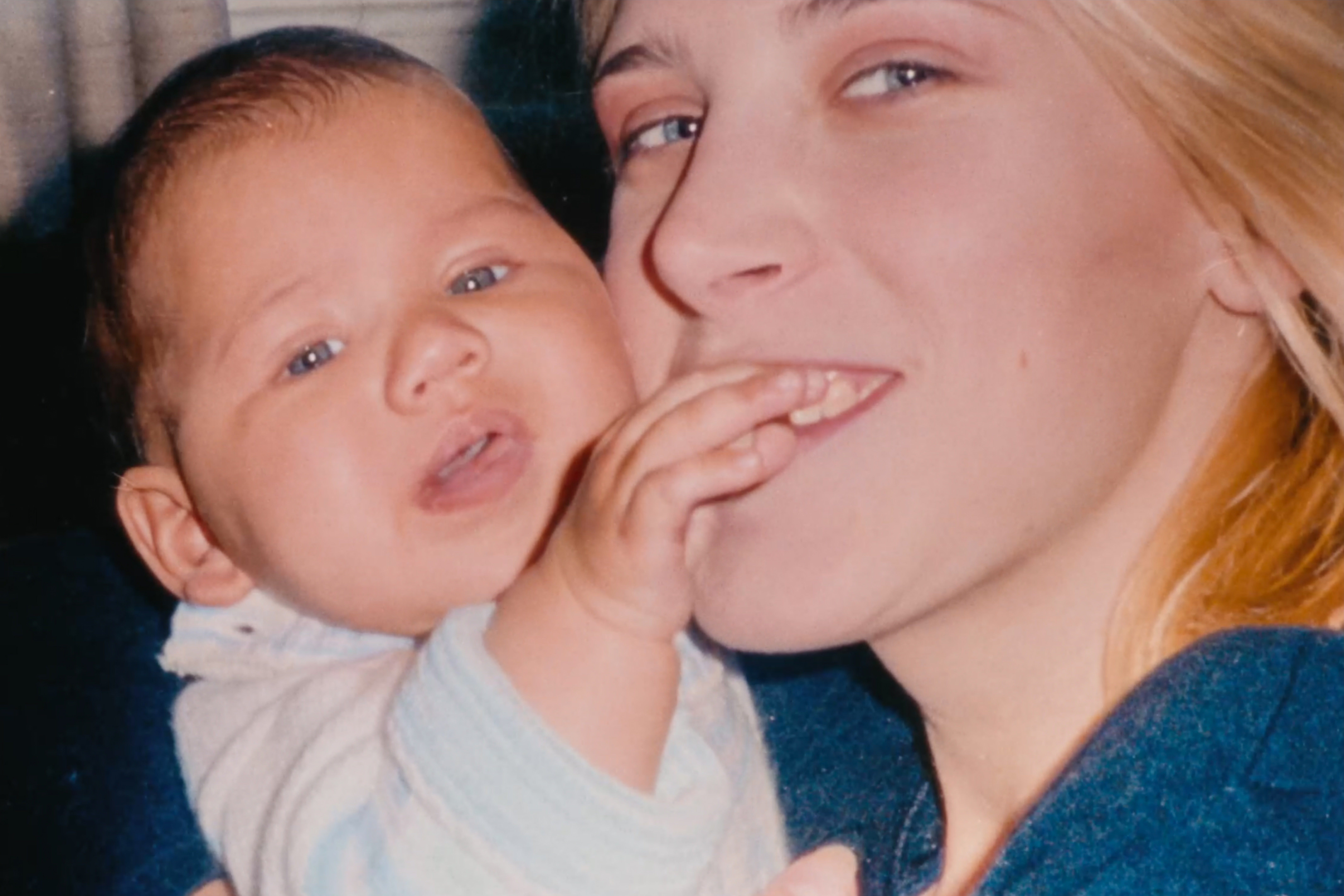 Madre e hijo: Alex posa junto a su madre, Rachel