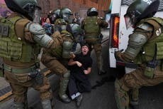 Protesta de estudiantes contra recortes de Kast termina con violentos choques en Santiago