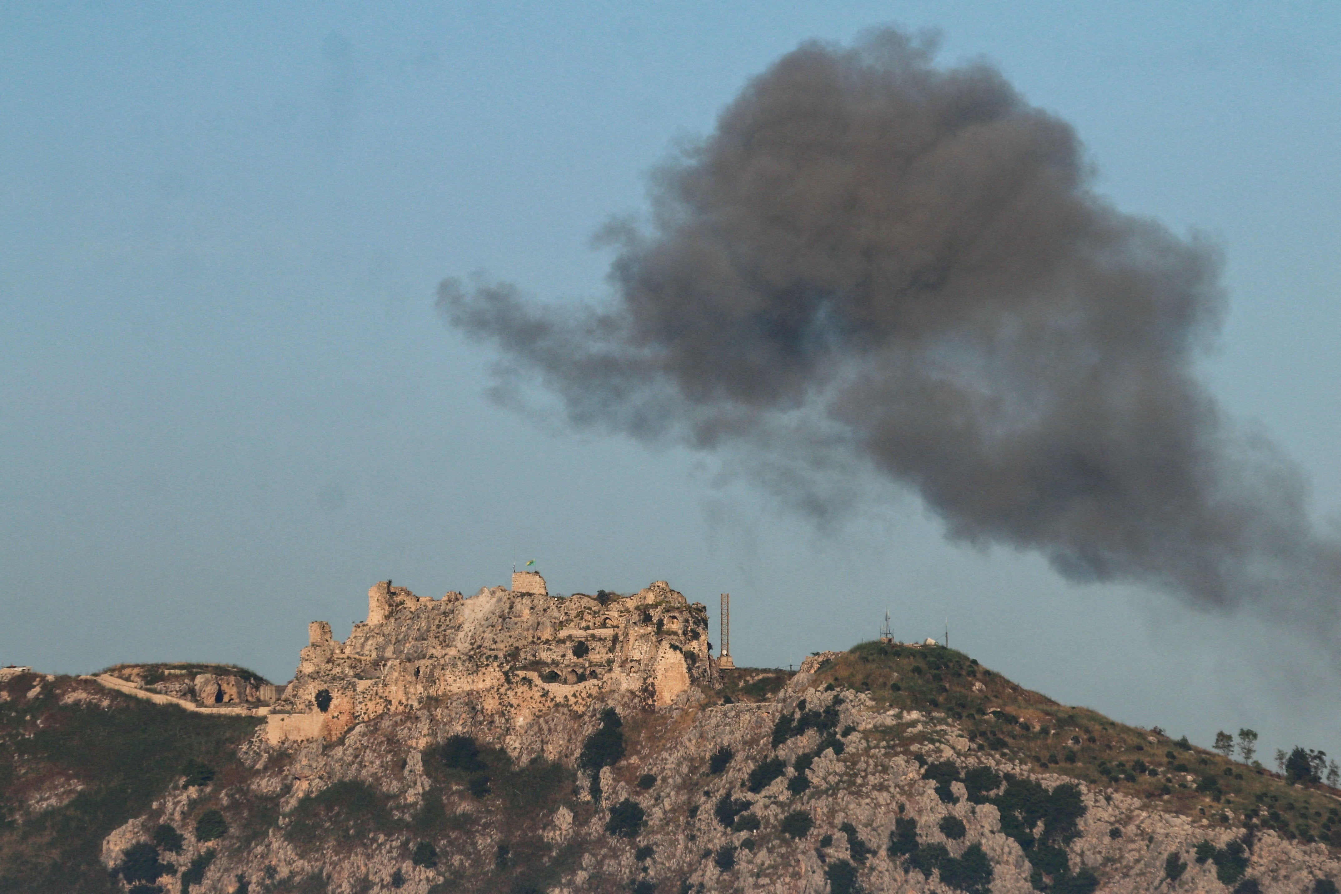 Se ve humo cerca del castillo de Beaufort, que fue tomado por las fuerzas israelíes, desde Marjayoun, en el sur del Líbano, el 3 de junio de 2026