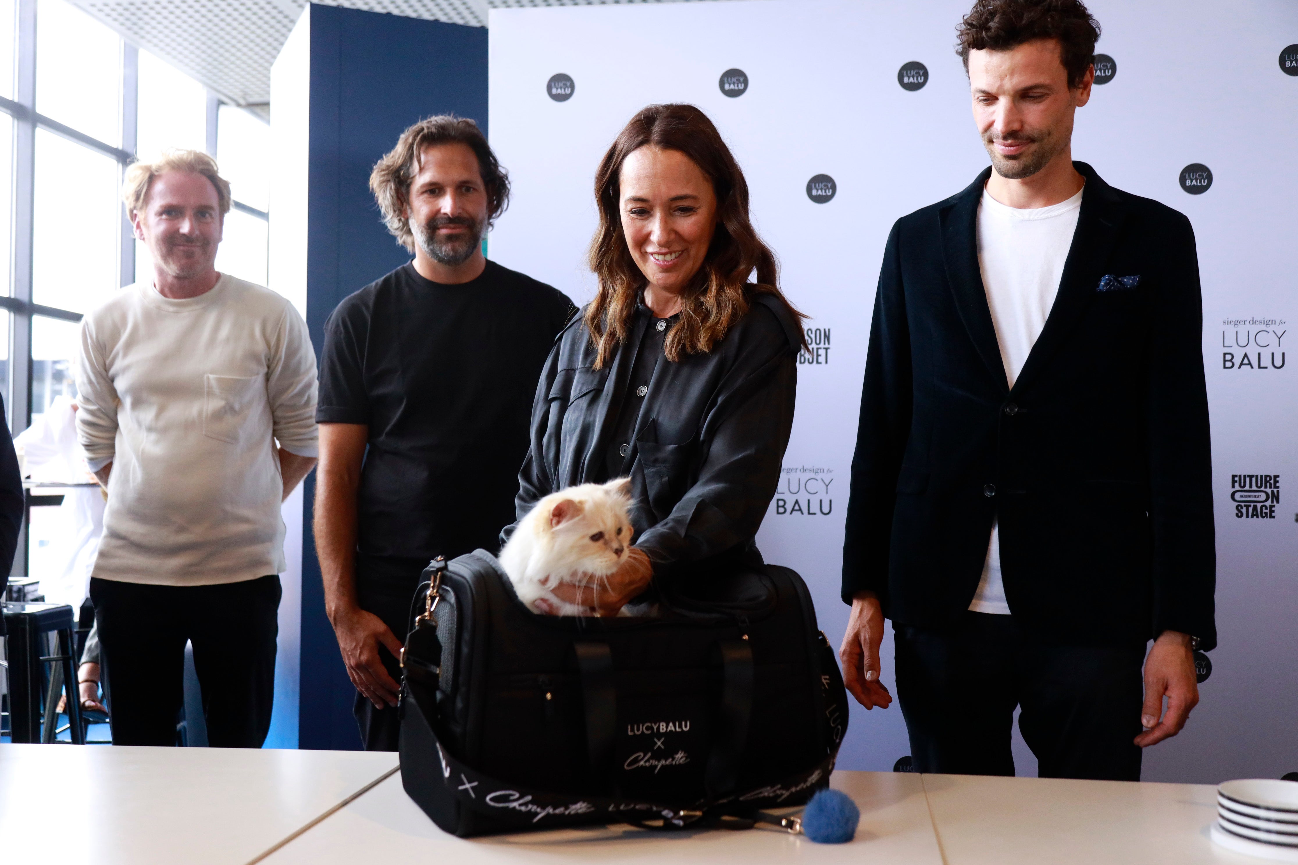 Françoise Caçote (segunda desde la derecha), Choupette y Lucas Bérullier (a la derecha) durante un evento de presentación en París, Francia
