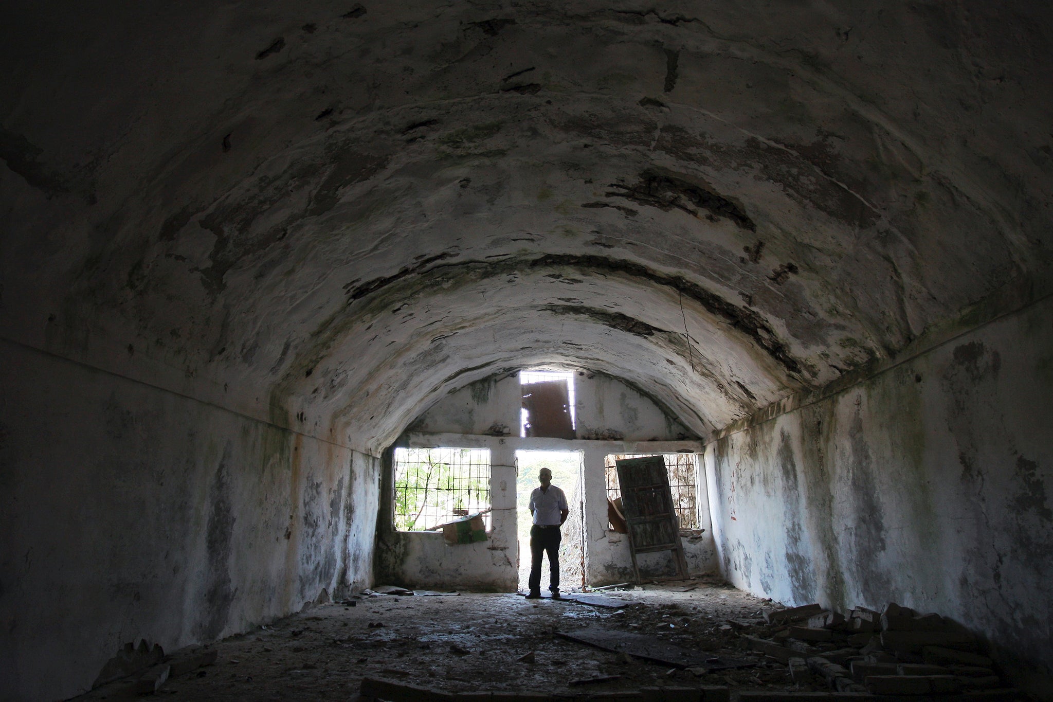 La isla, que en su día fue la base militar más secreta de la Albania comunista, ha abierto sus búnkeres y túneles al público