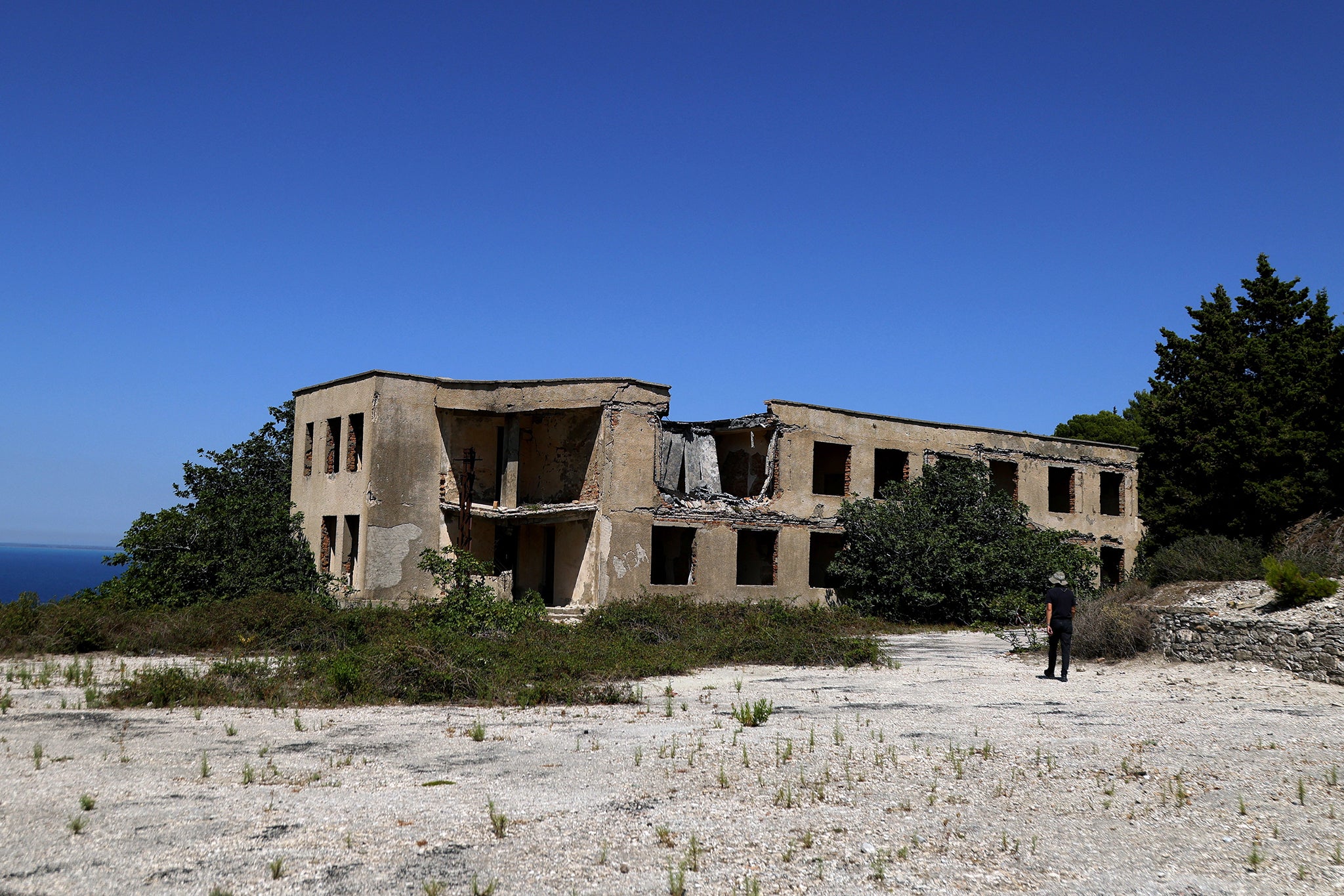 Un antiguo edificio de mando militar abandonado situado en la cima de una colina en la isla de Sazan