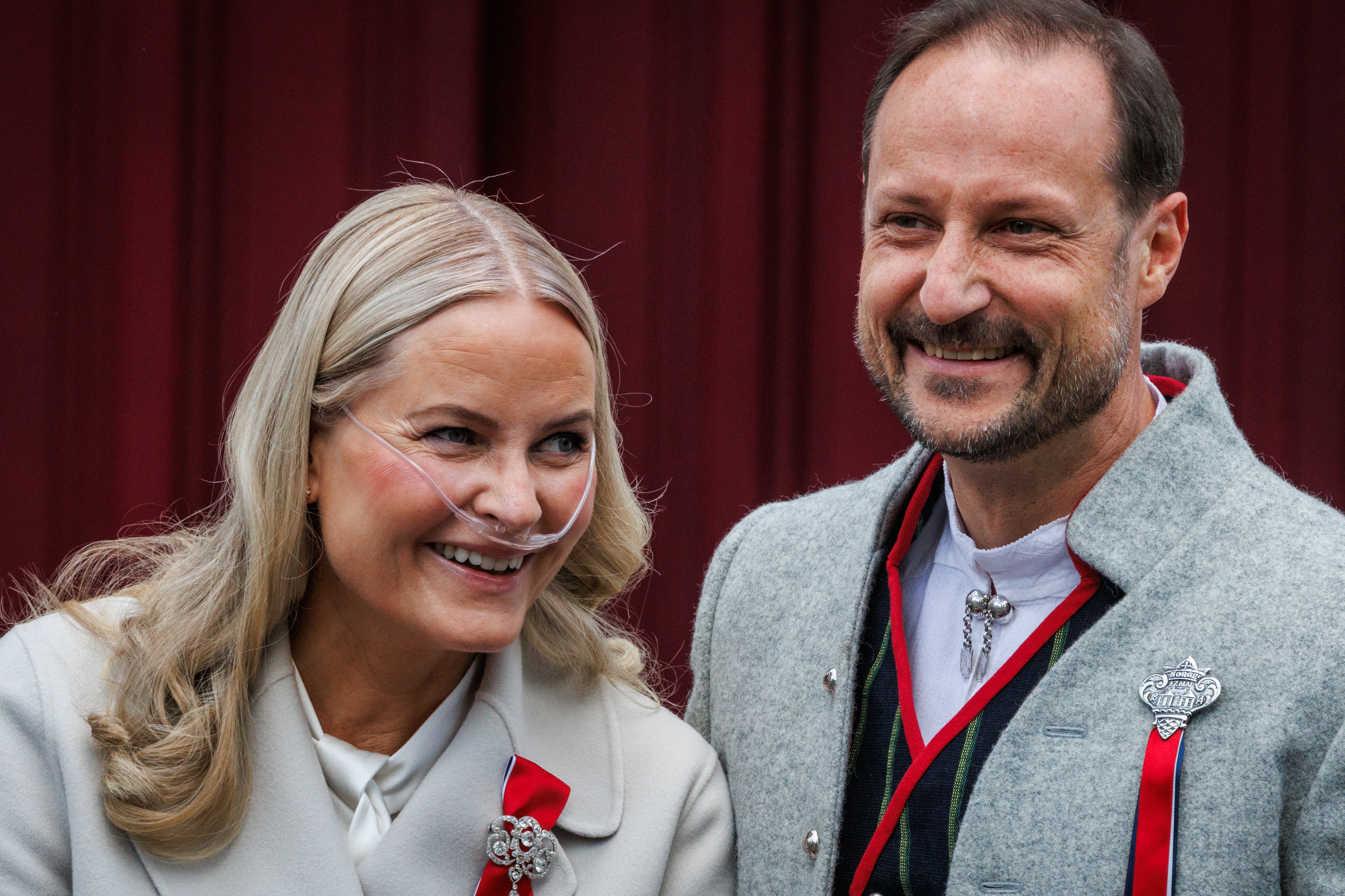 Haakon junto a su esposa, Mette-Marit