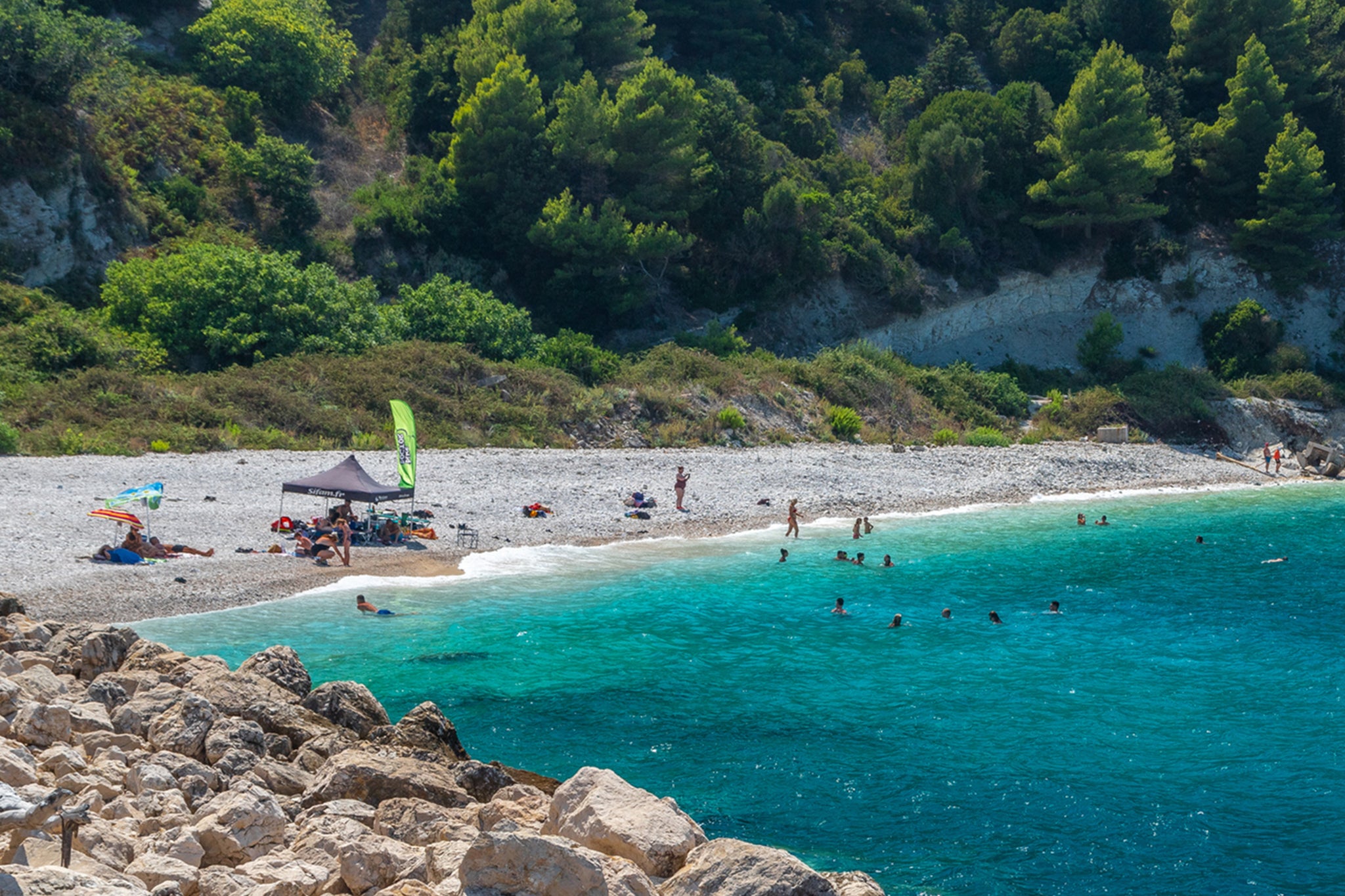 <p>Sazan es una isla albanesa deshabitada situada en el mar Mediterráneo, en una ubicación de gran importancia estratégica</p>